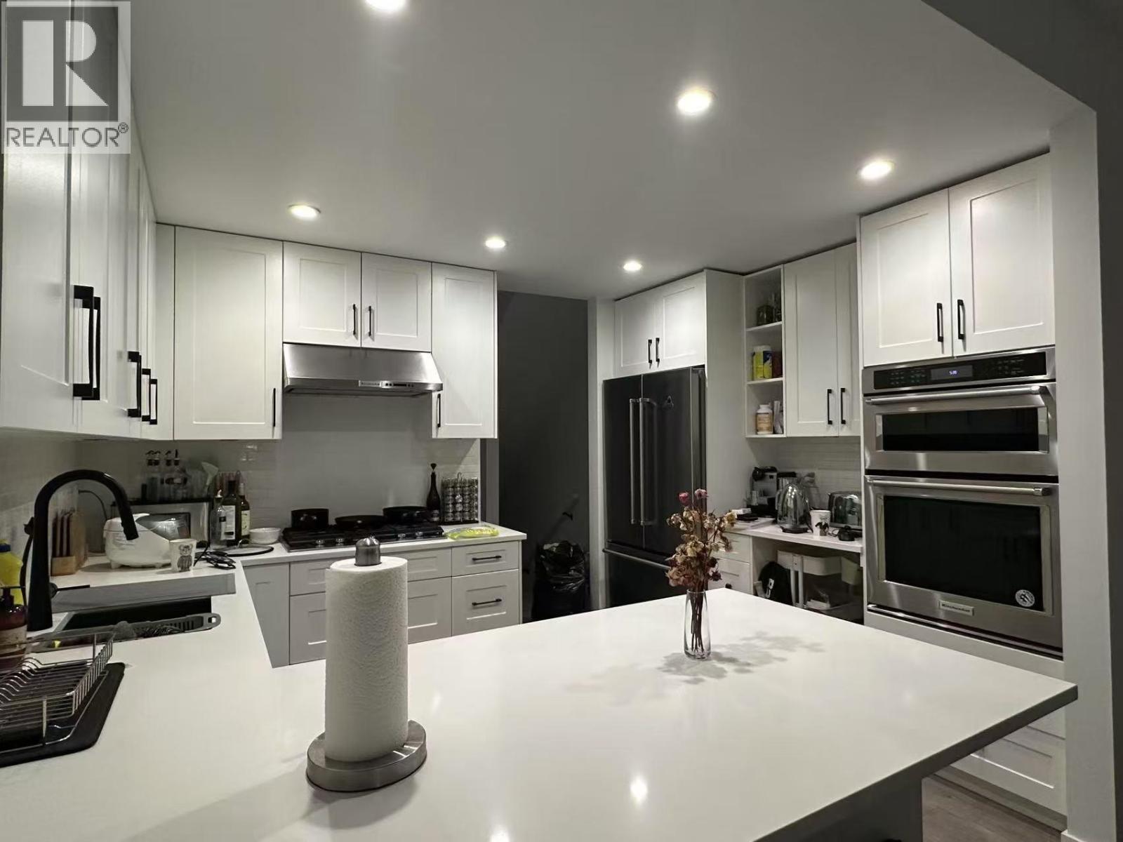 13 3868 Norfolk Street Property Photo 1