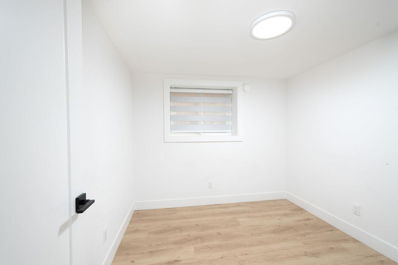 Lower Suite 7137 204a Street Property Photo 15