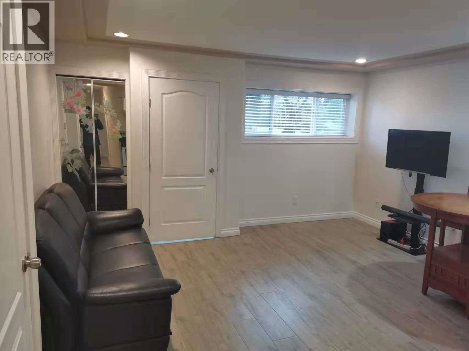 One Room-5227 Chesham Street Property Photo 2