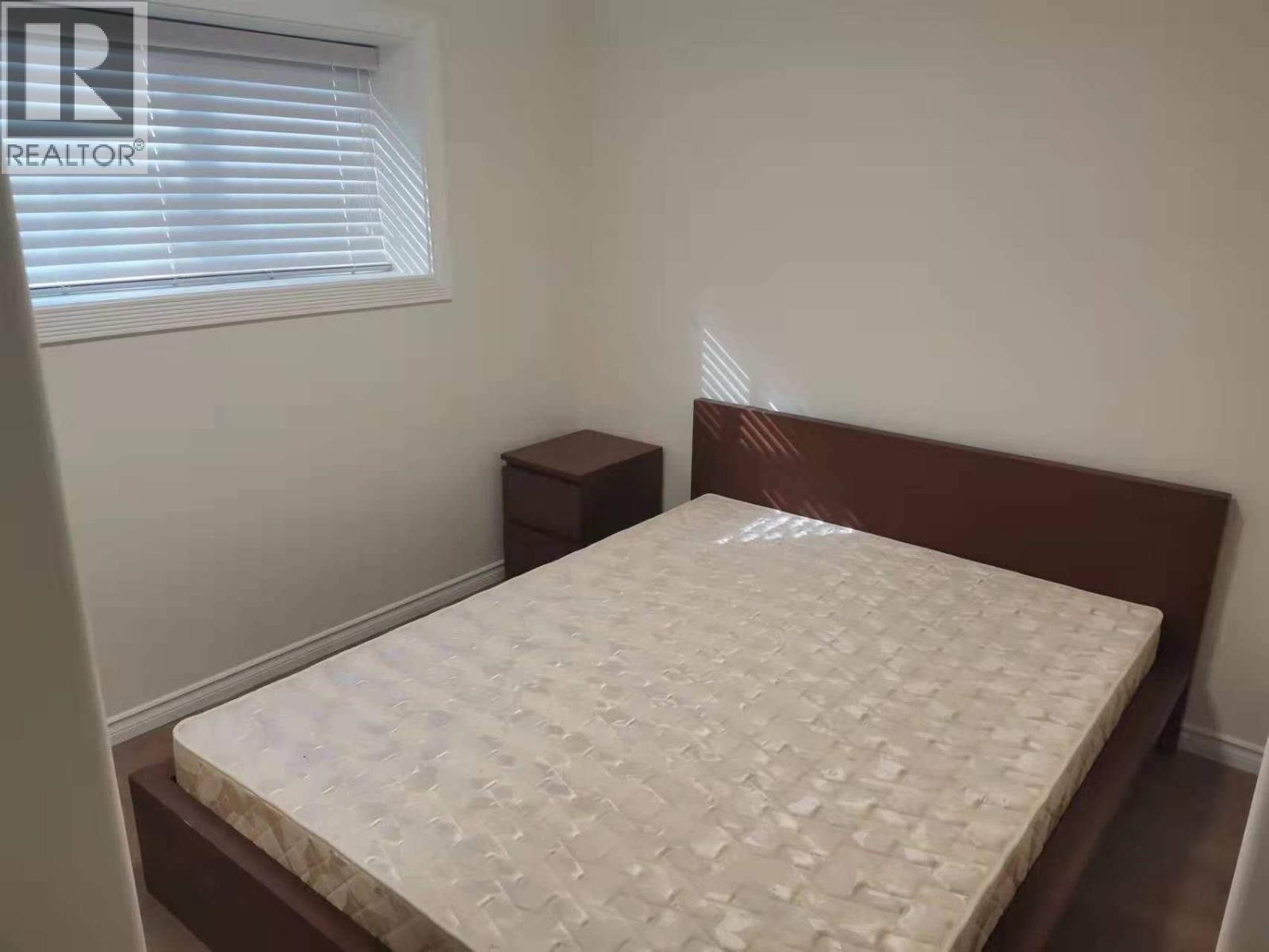 One Room-5227 Chesham Street Property Photo 4