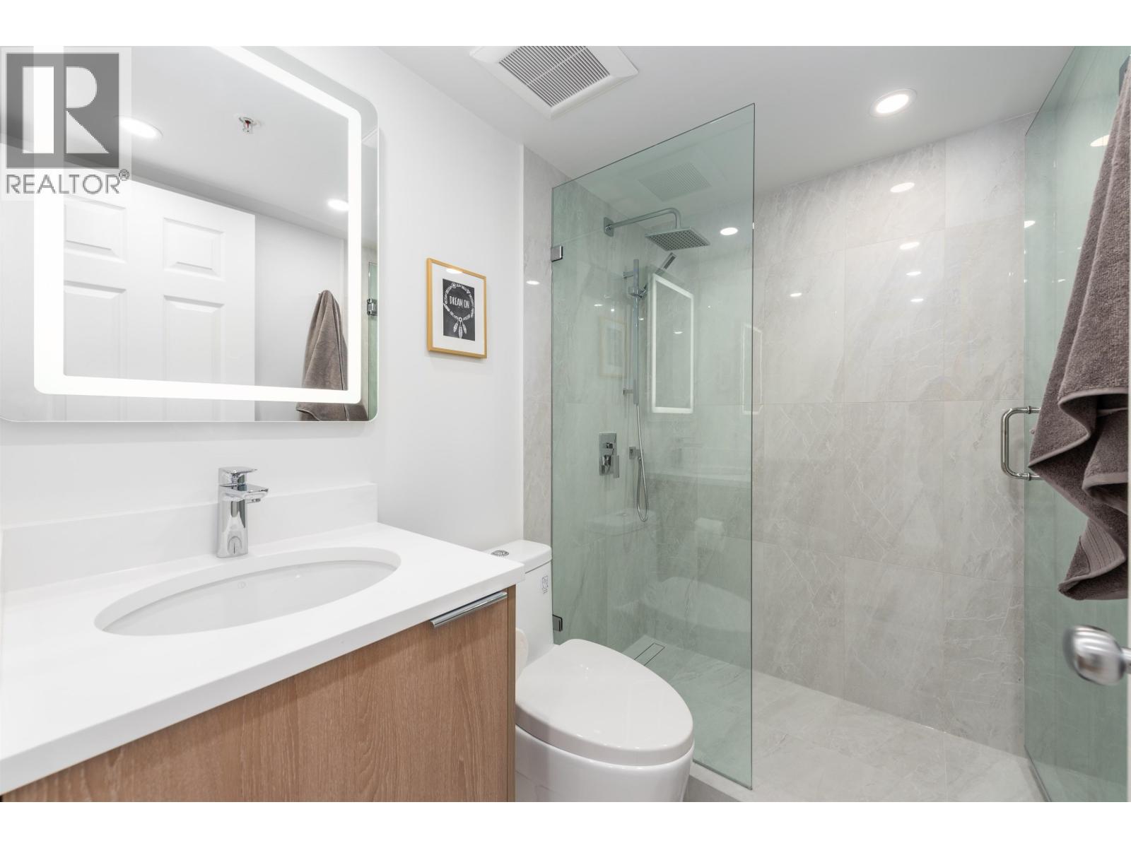 2208 63 Keefer Place Property Photo 6