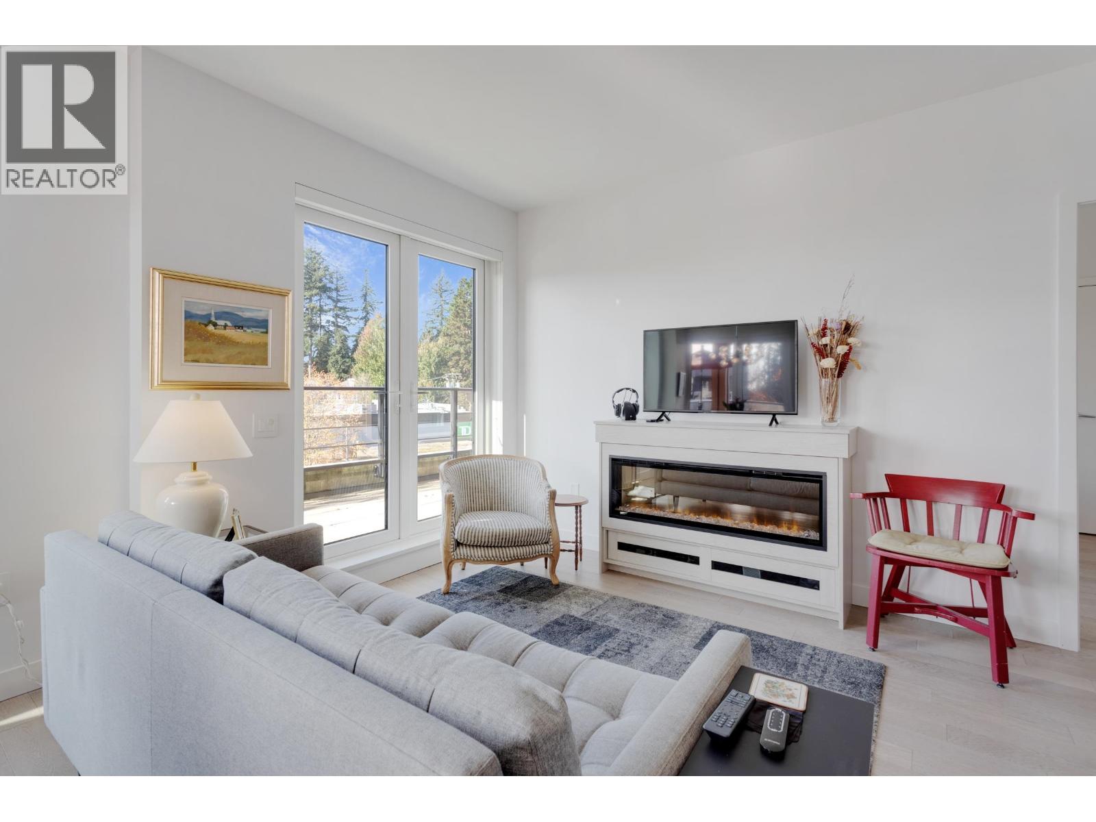 206 3220 Connaught Crescent Property Photo 5