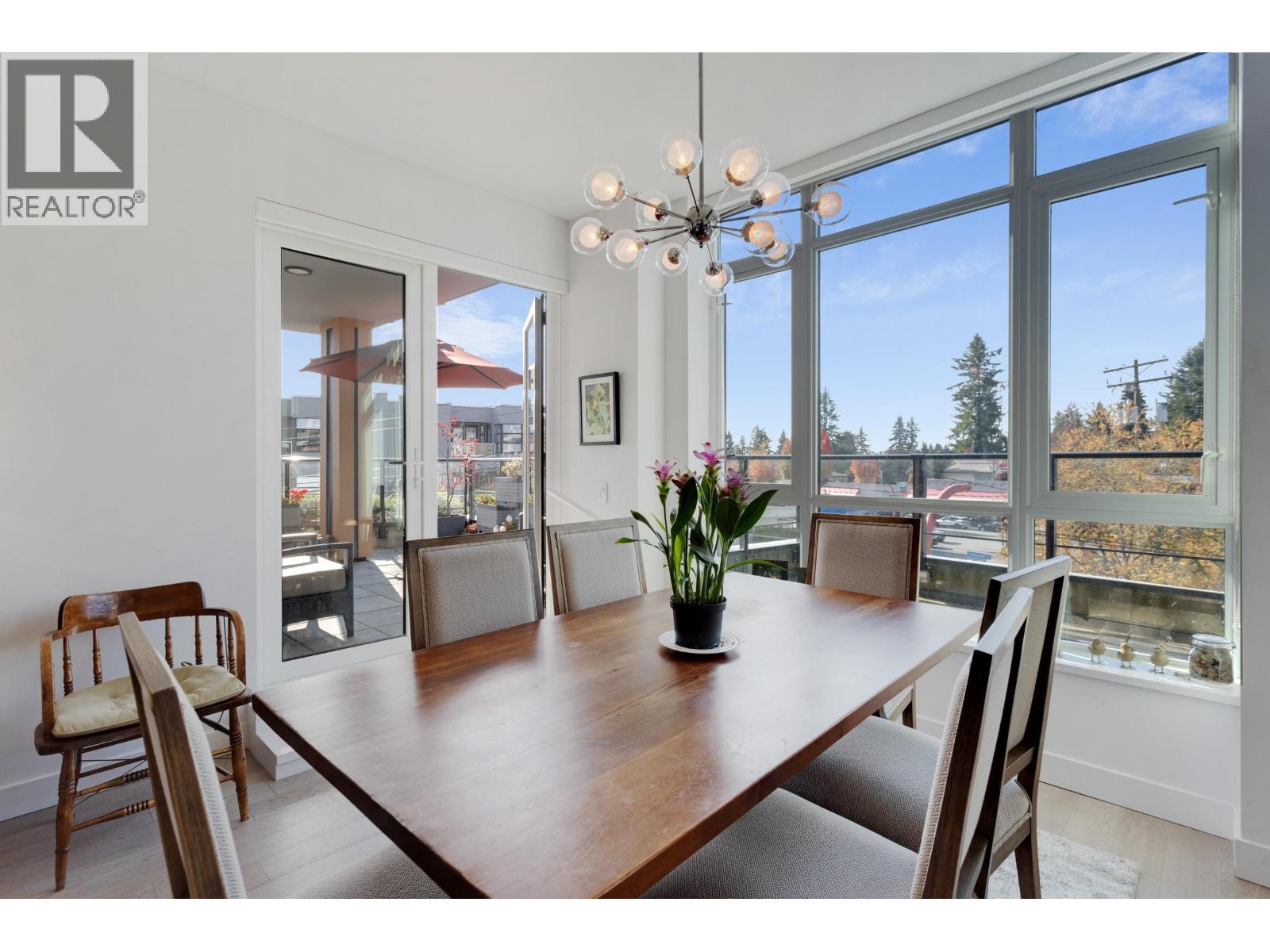 206 3220 Connaught Crescent Property Photo 7
