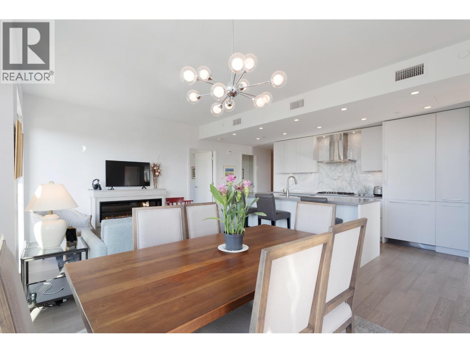 206 3220 Connaught Crescent Property Photo 8