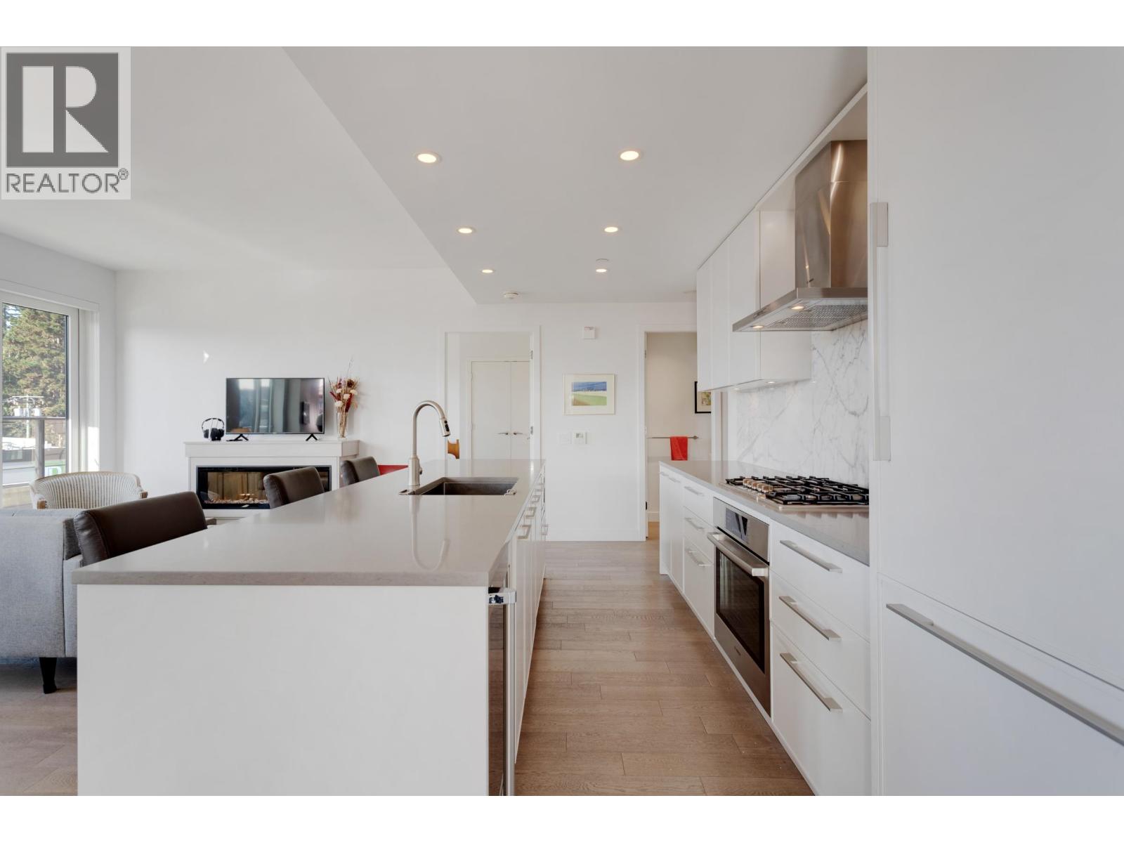 206 3220 Connaught Crescent Property Photo 9