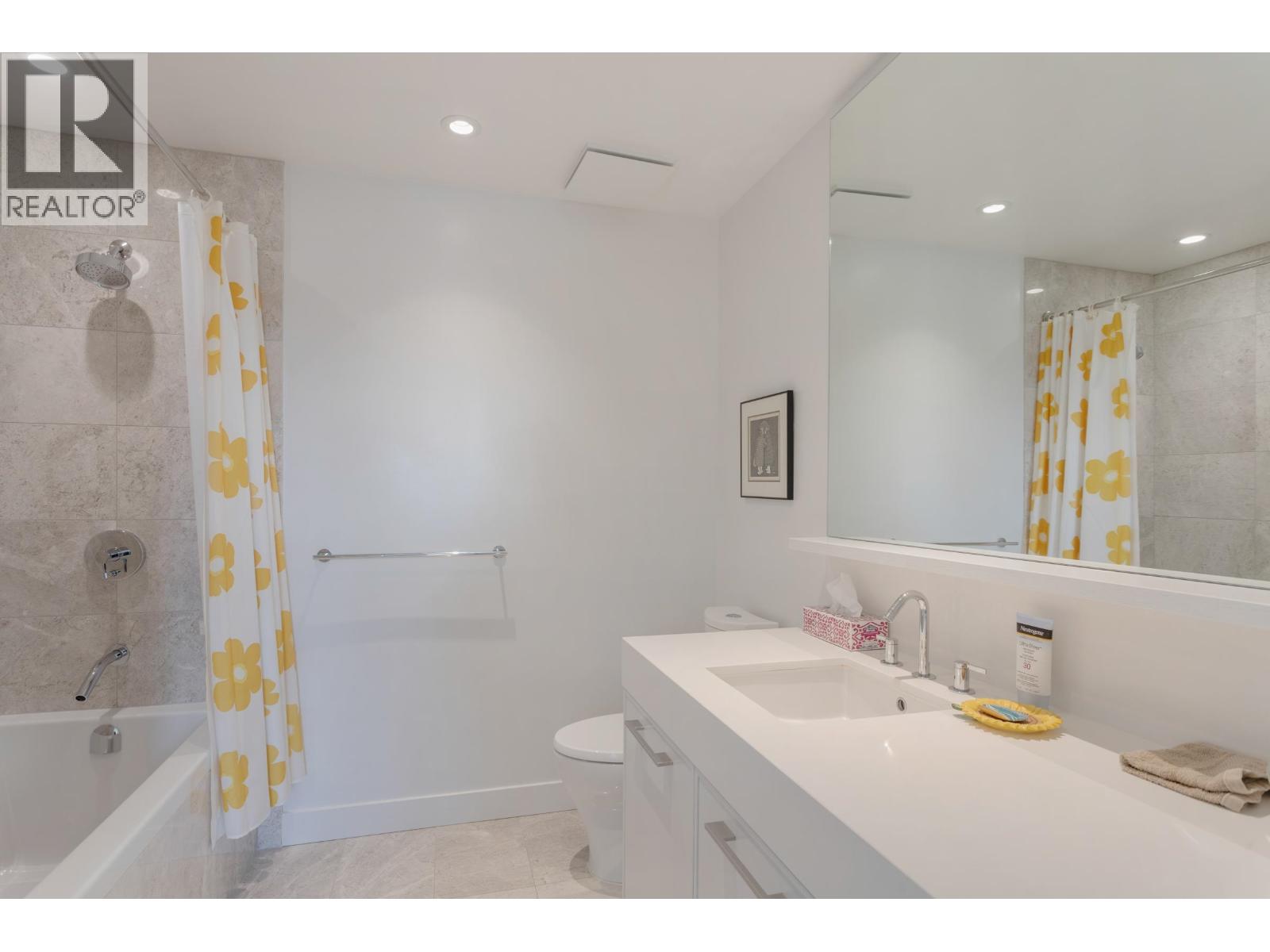 206 3220 Connaught Crescent Property Photo 15