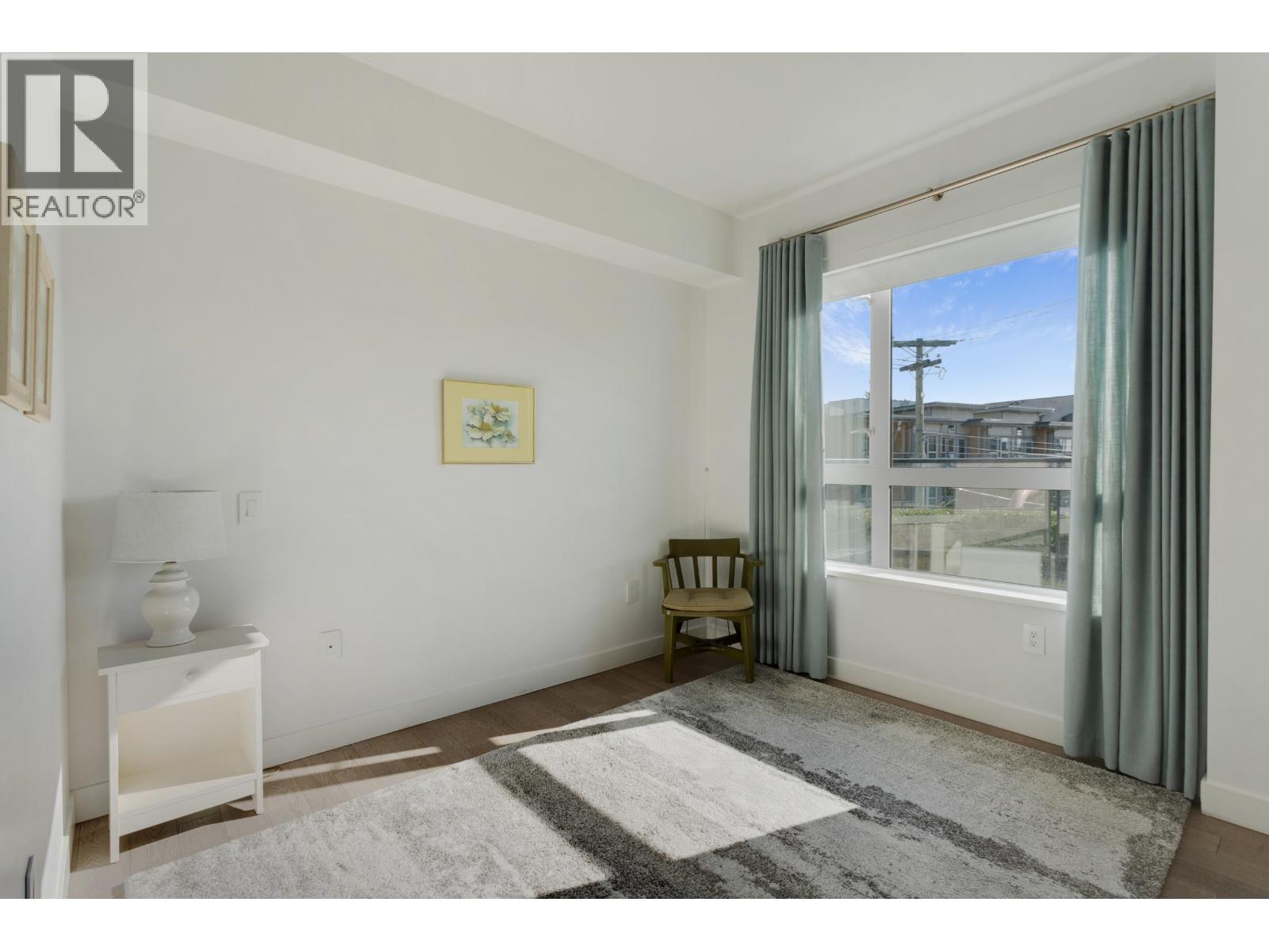 206 3220 Connaught Crescent Property Photo 16