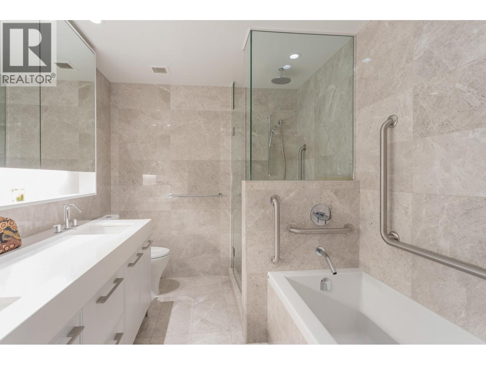 206 3220 Connaught Crescent Property Photo 18
