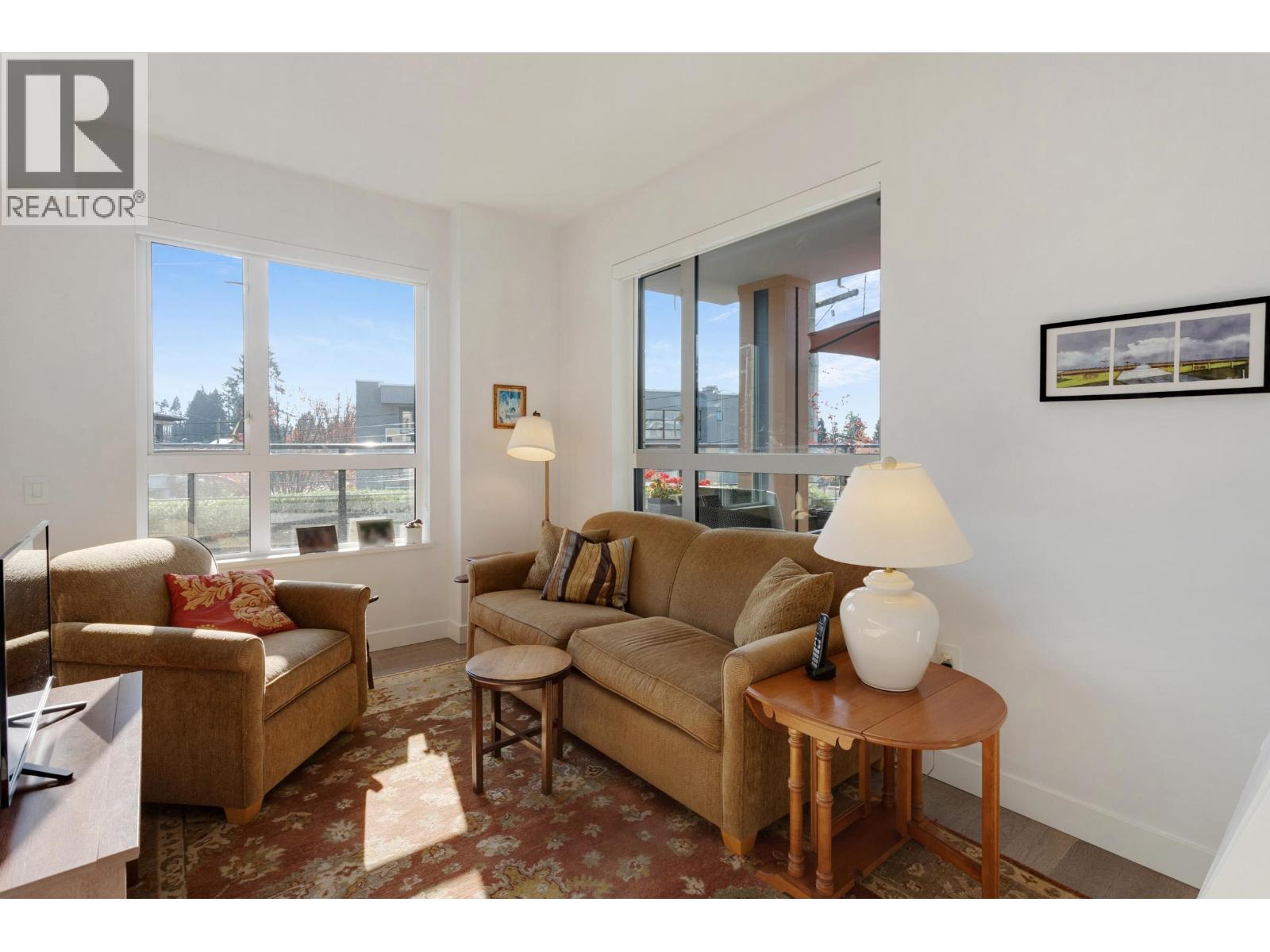 206 3220 Connaught Crescent Property Photo 19