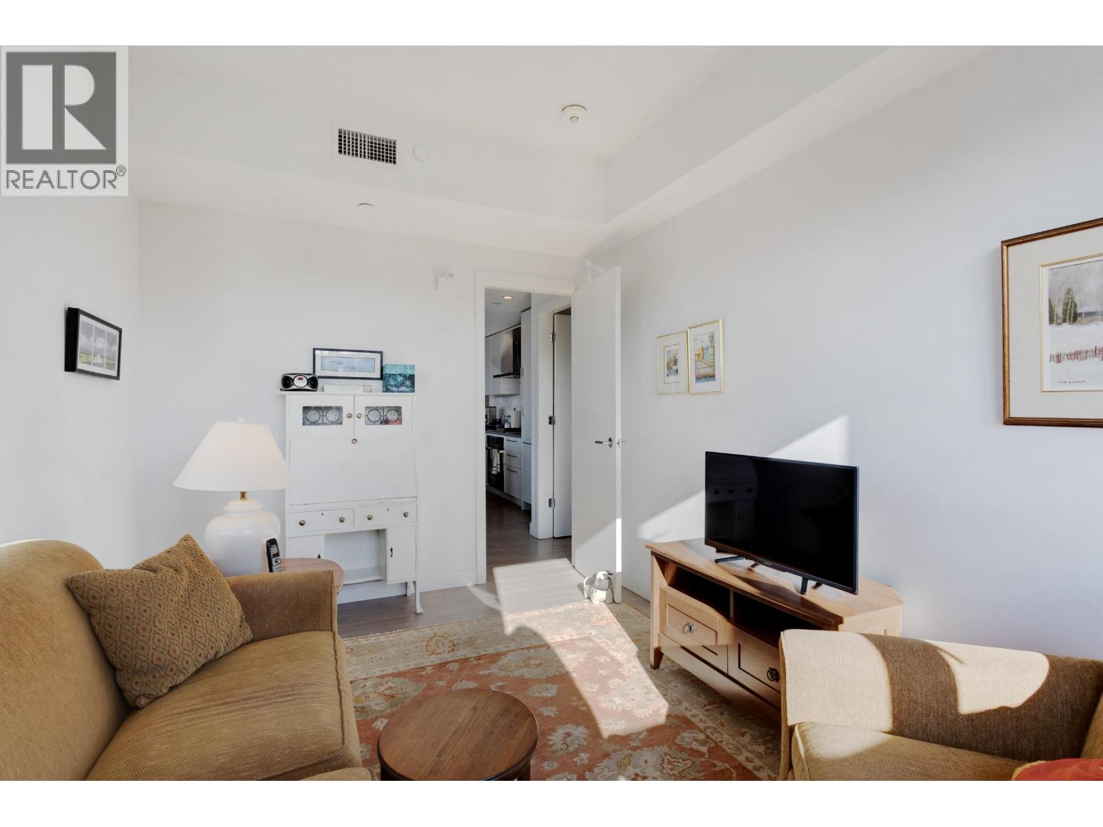 206 3220 Connaught Crescent Property Photo 20