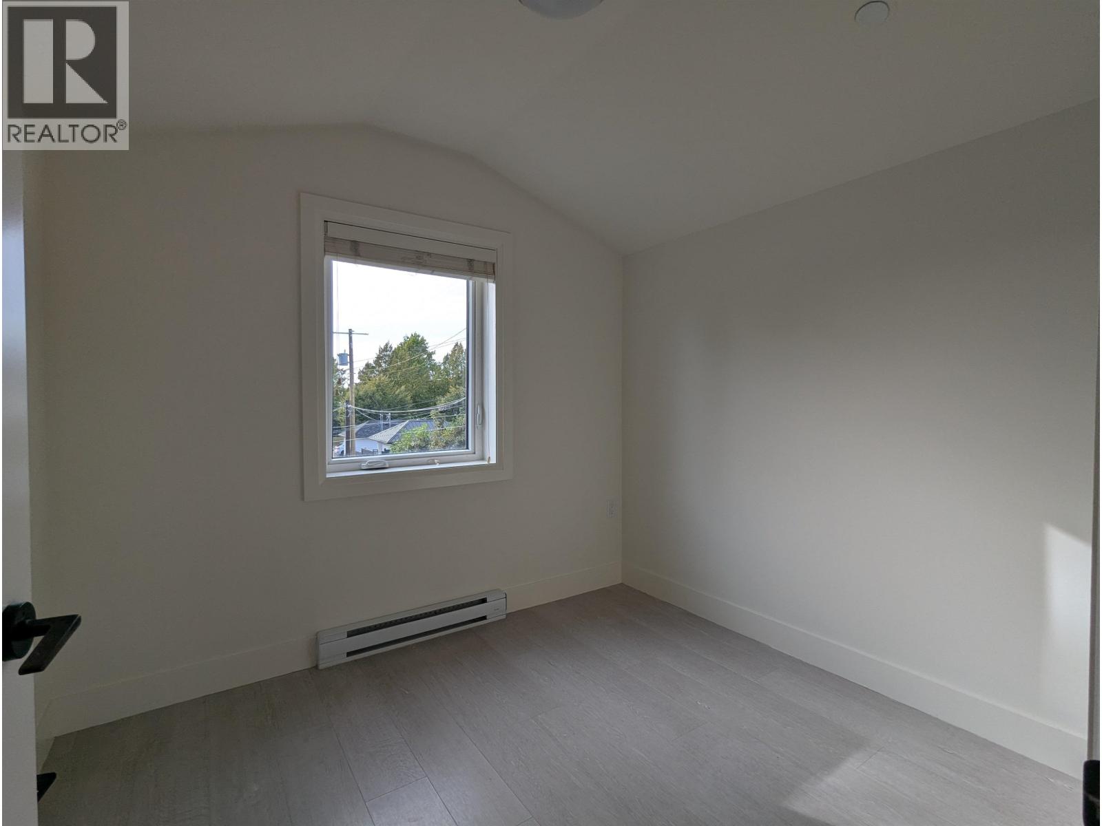 2621 E 47th Avenue Property Photo 4