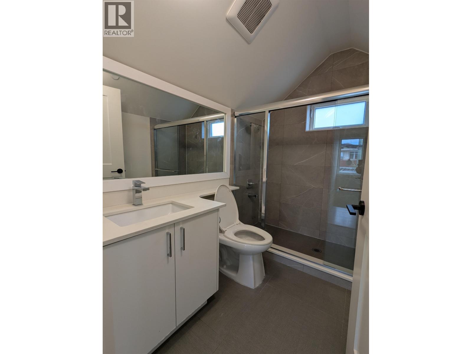 2621 E 47th Avenue Property Photo 5