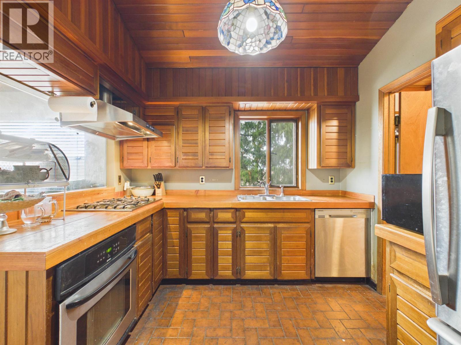 2035 Craigen Avenue Property Photo 8