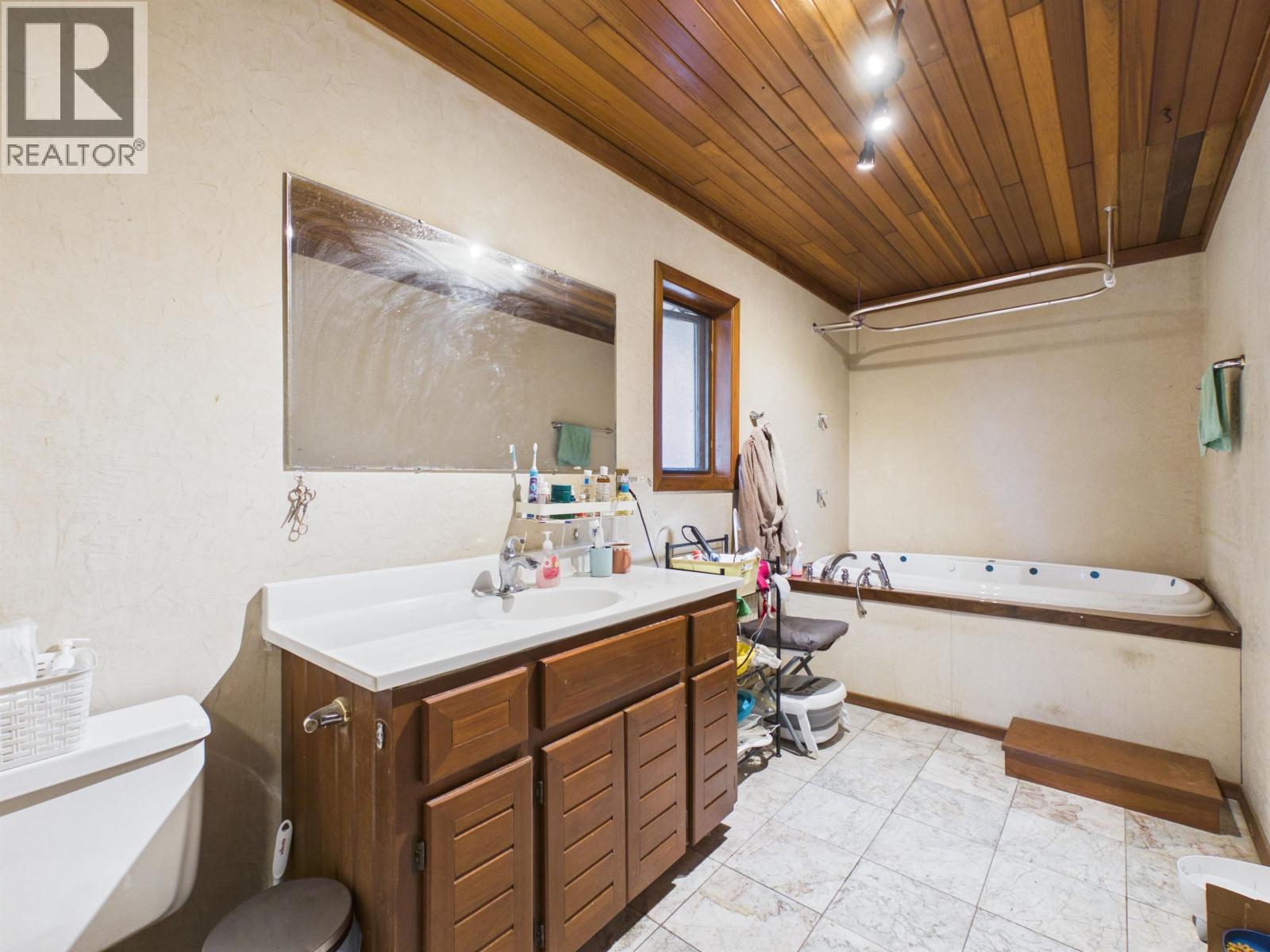 2035 Craigen Avenue Property Photo 14