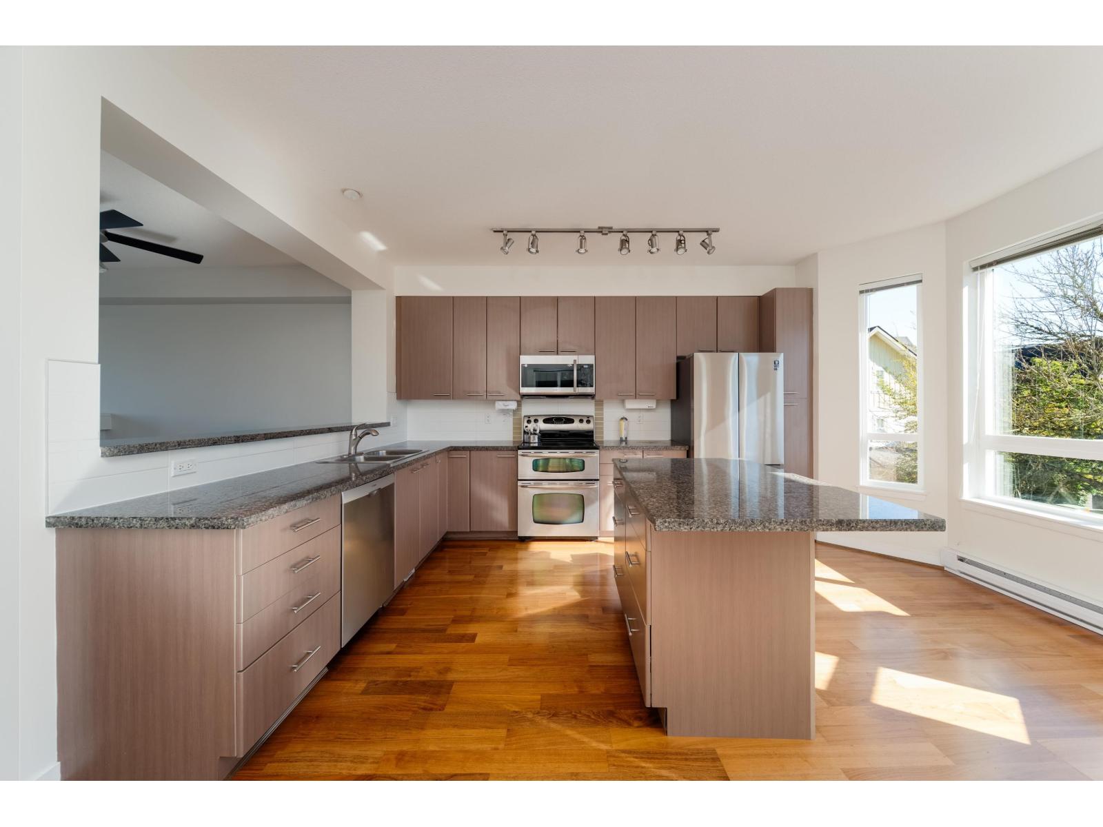 54 7155 189 Street Property Photo 6