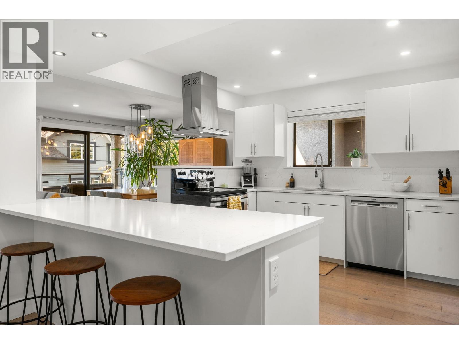19 2133 St George's Avenue Property Photo 1
