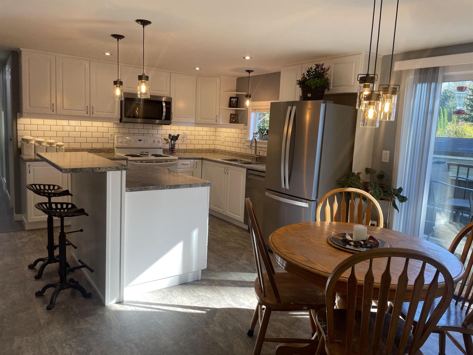 98 43201 Lougheed Highway Property Photo 4