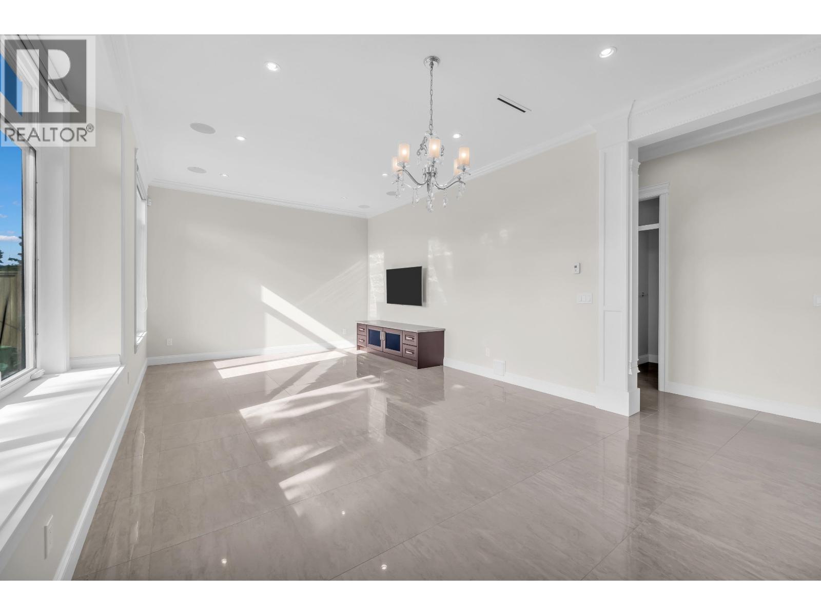 8180 Osgoode Drive Property Photo 10