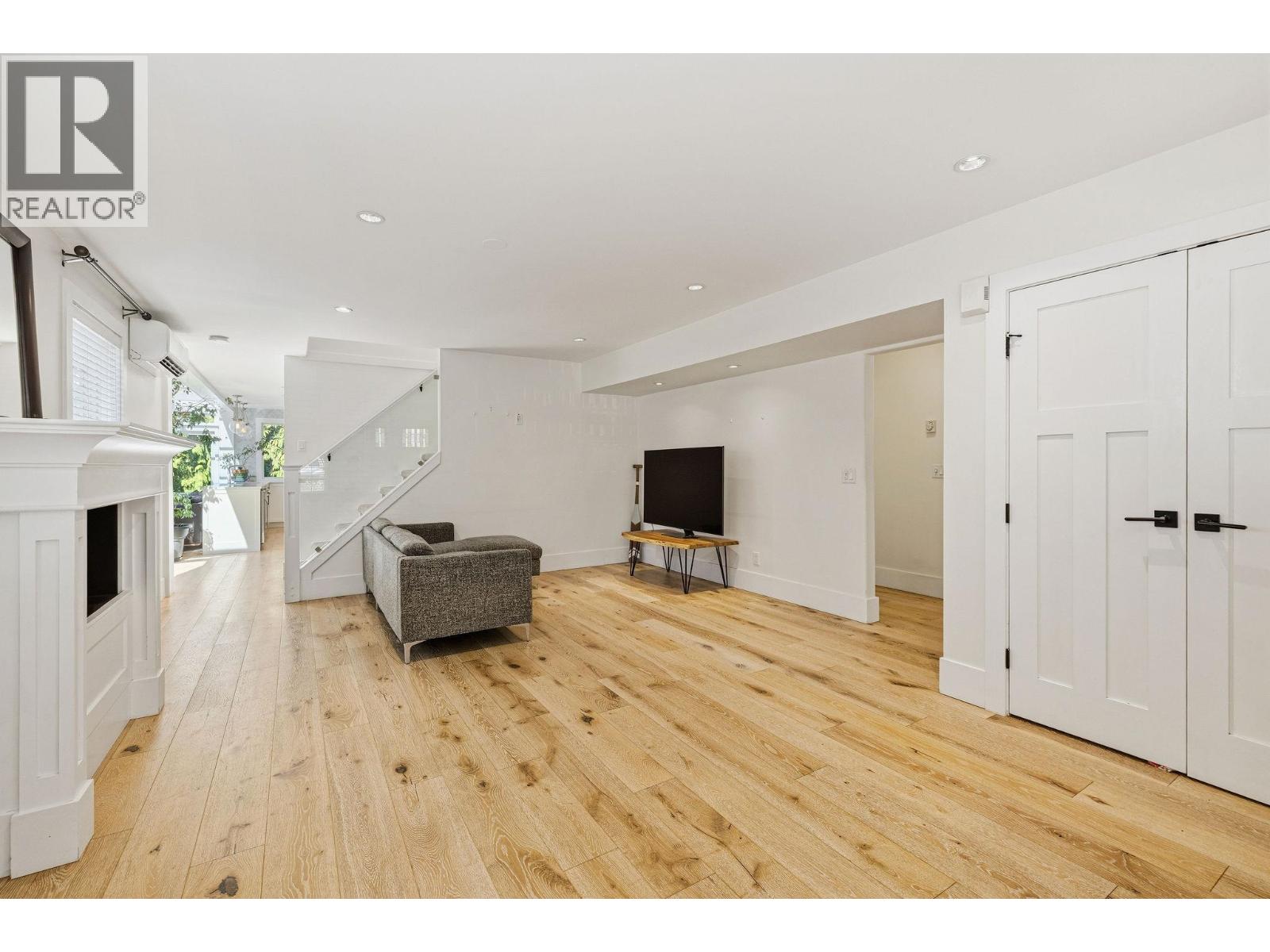 29 3295 Sunnyside Road Property Photo 17