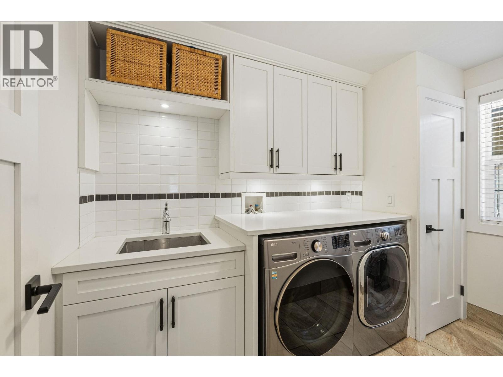29 3295 Sunnyside Road Property Photo 27