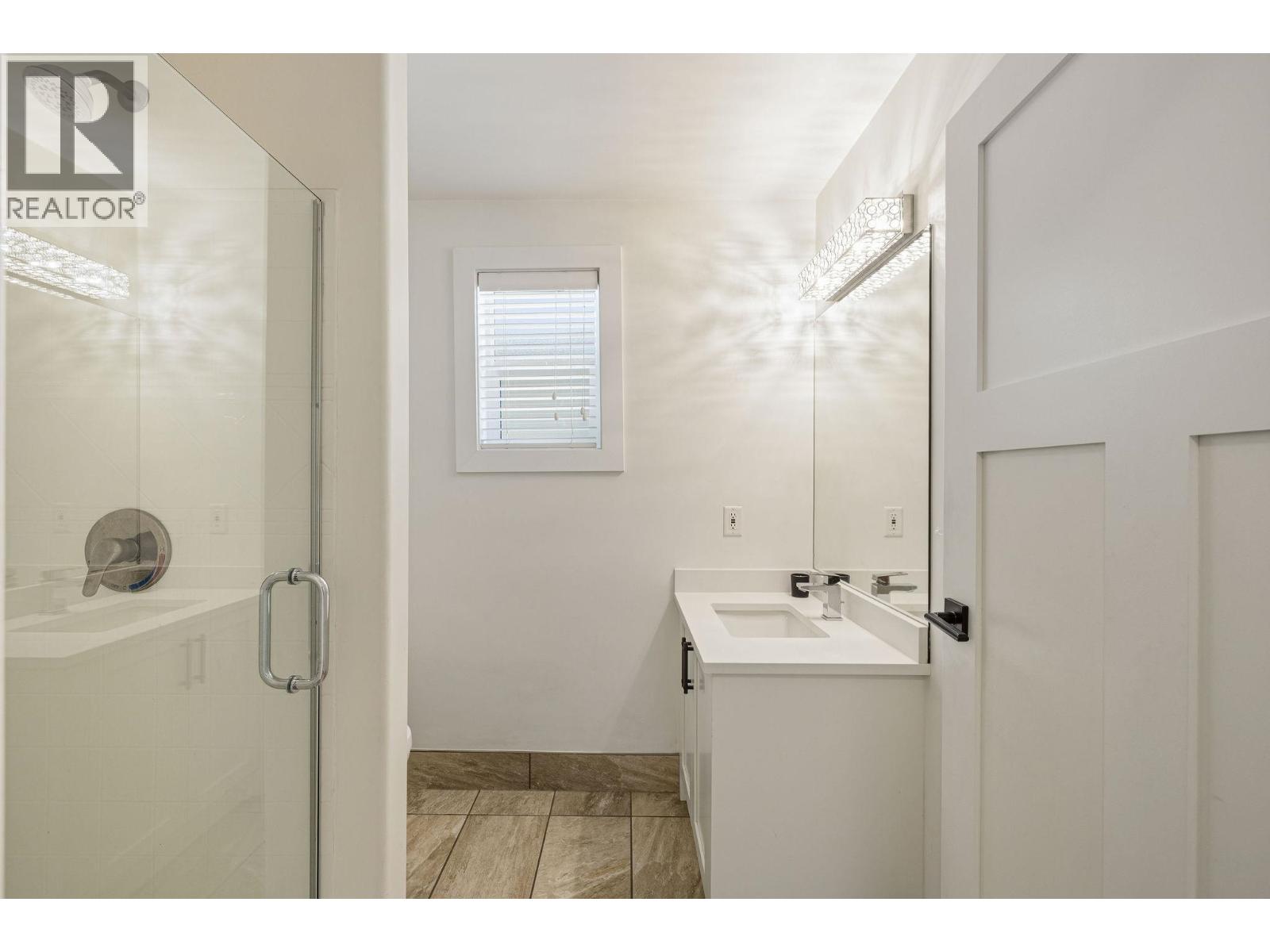 29 3295 Sunnyside Road Property Photo 28