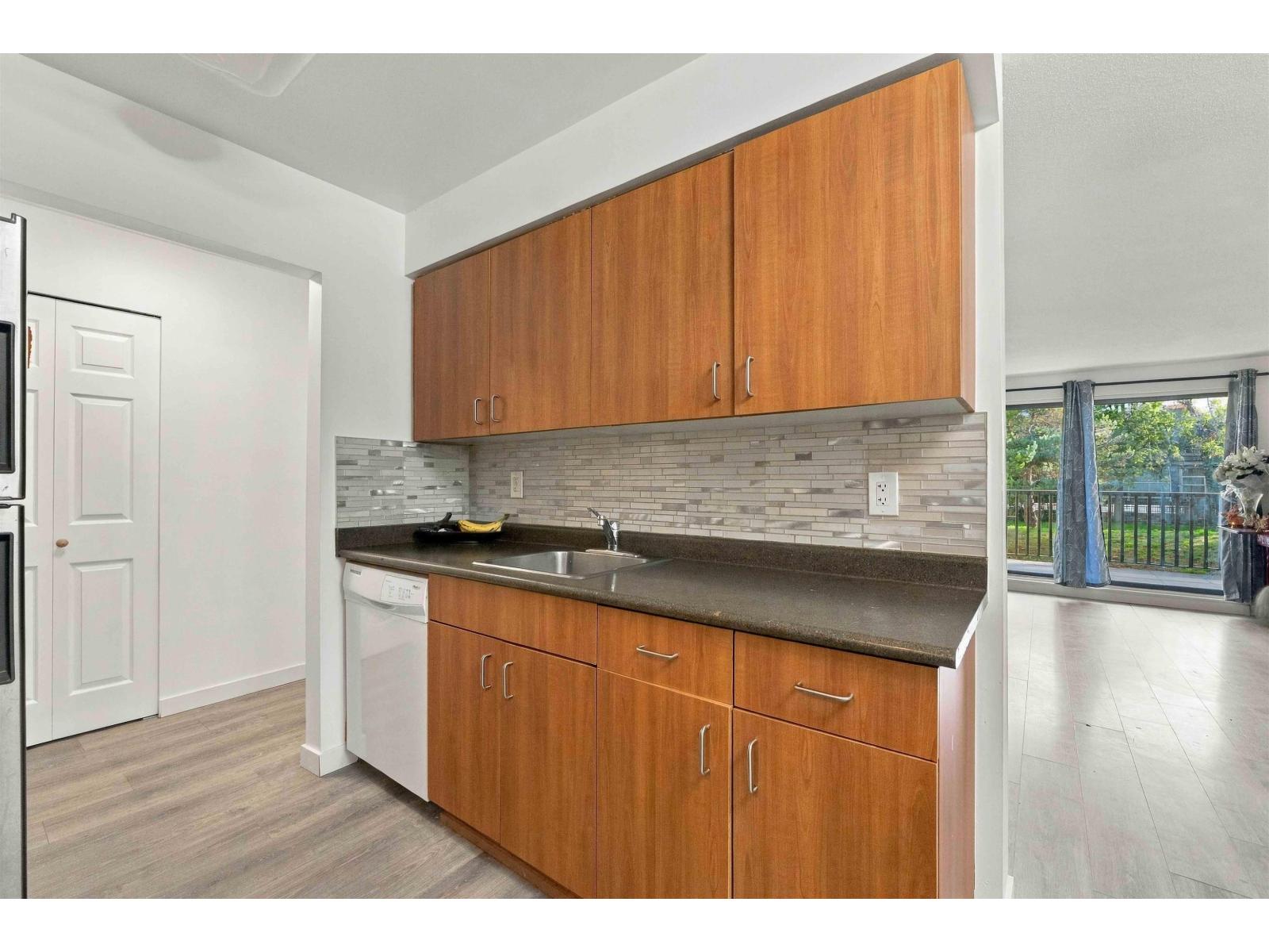 106 15288 100 Avenue Property Photo 11