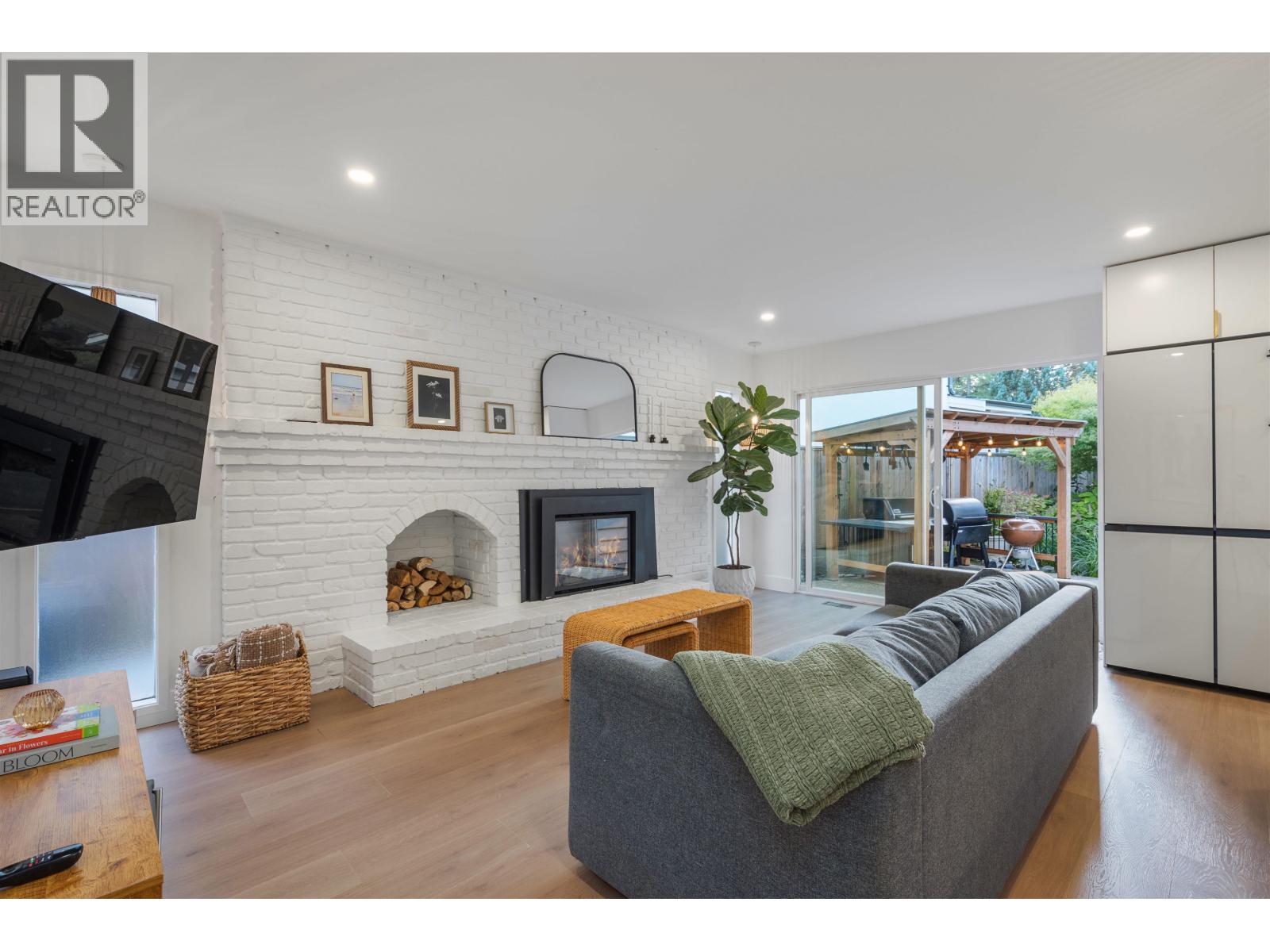 5974 16 Avenue Property Photo 1