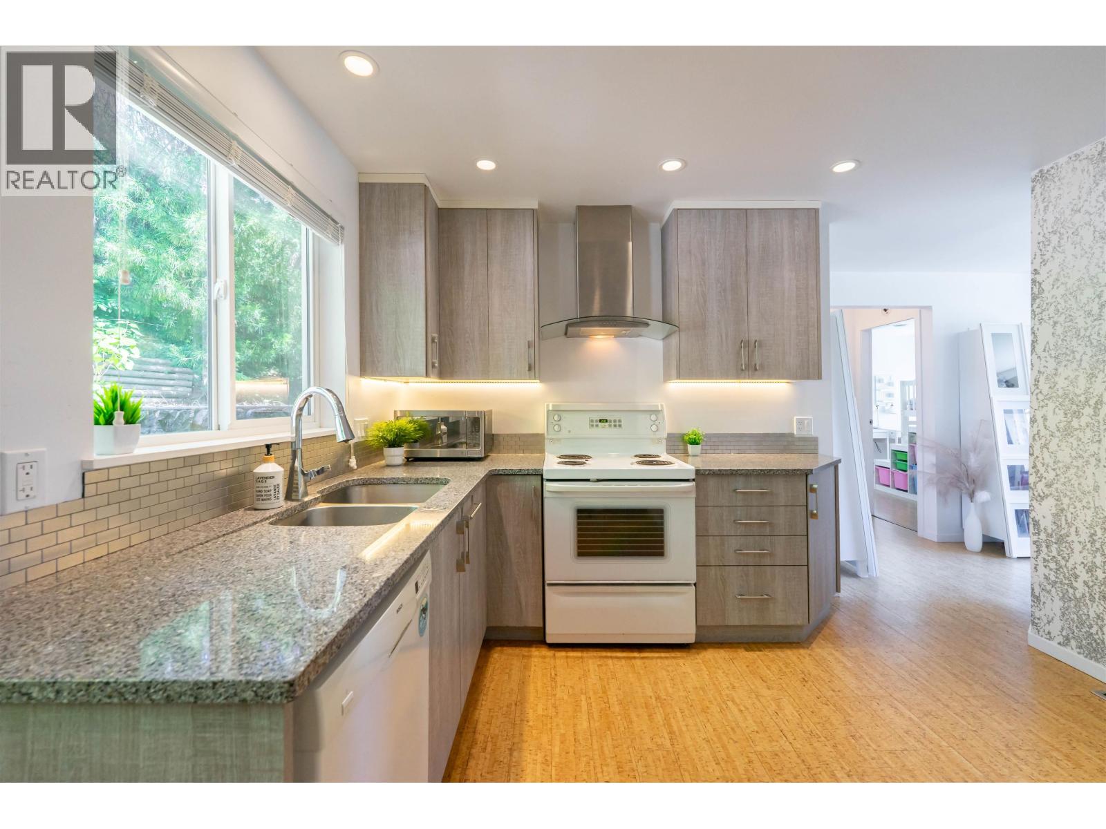 3341 Marine Drive Property Photo 8