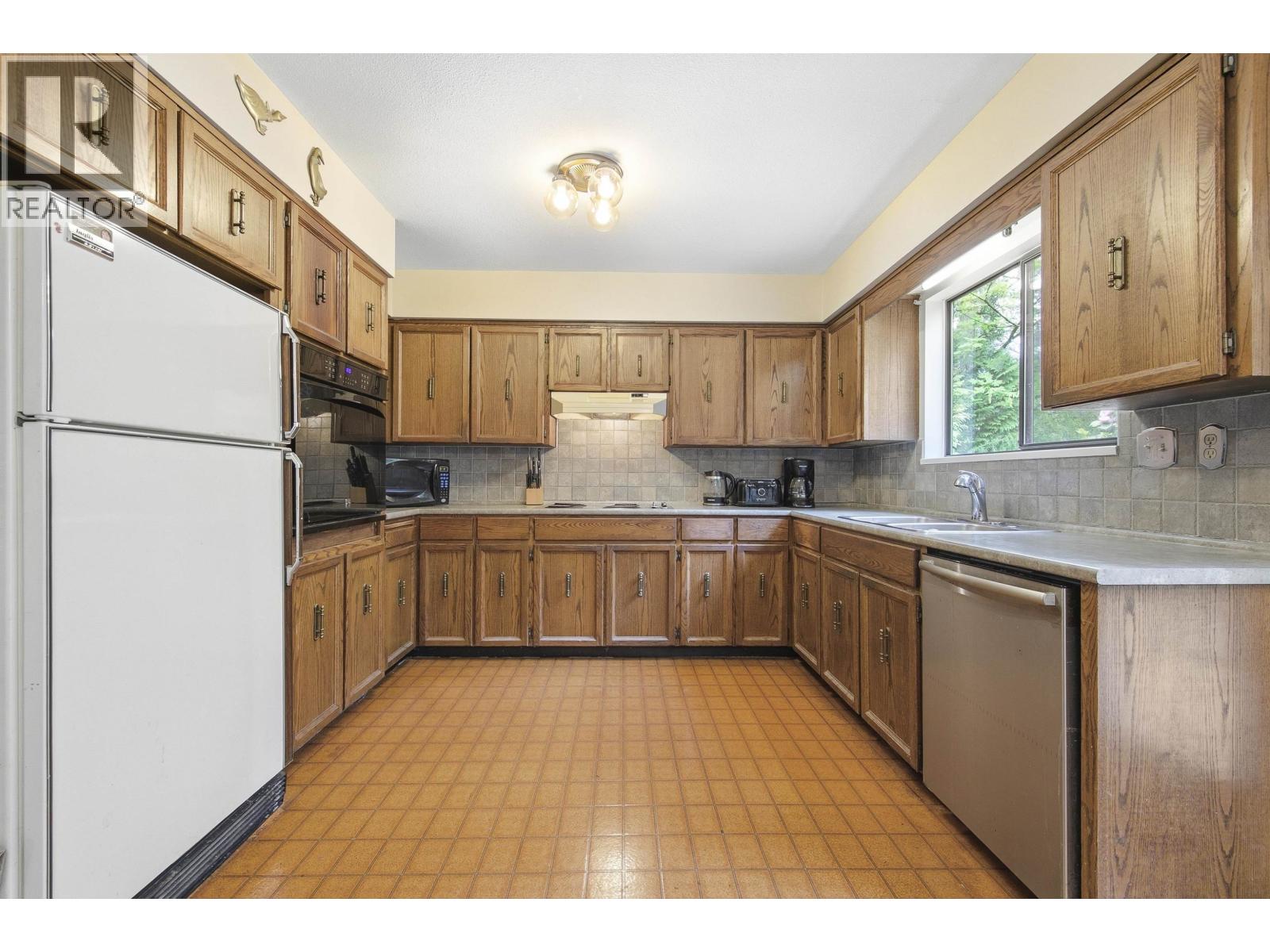 1215 Cypress Place Property Photo 5