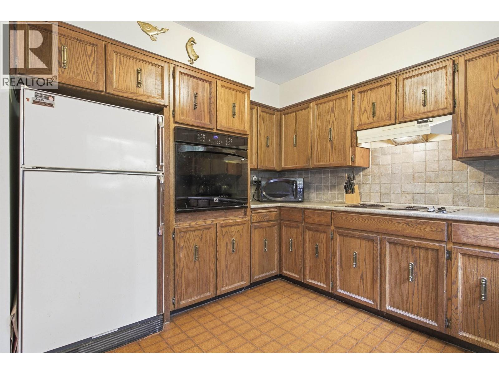 1215 Cypress Place Property Photo 6