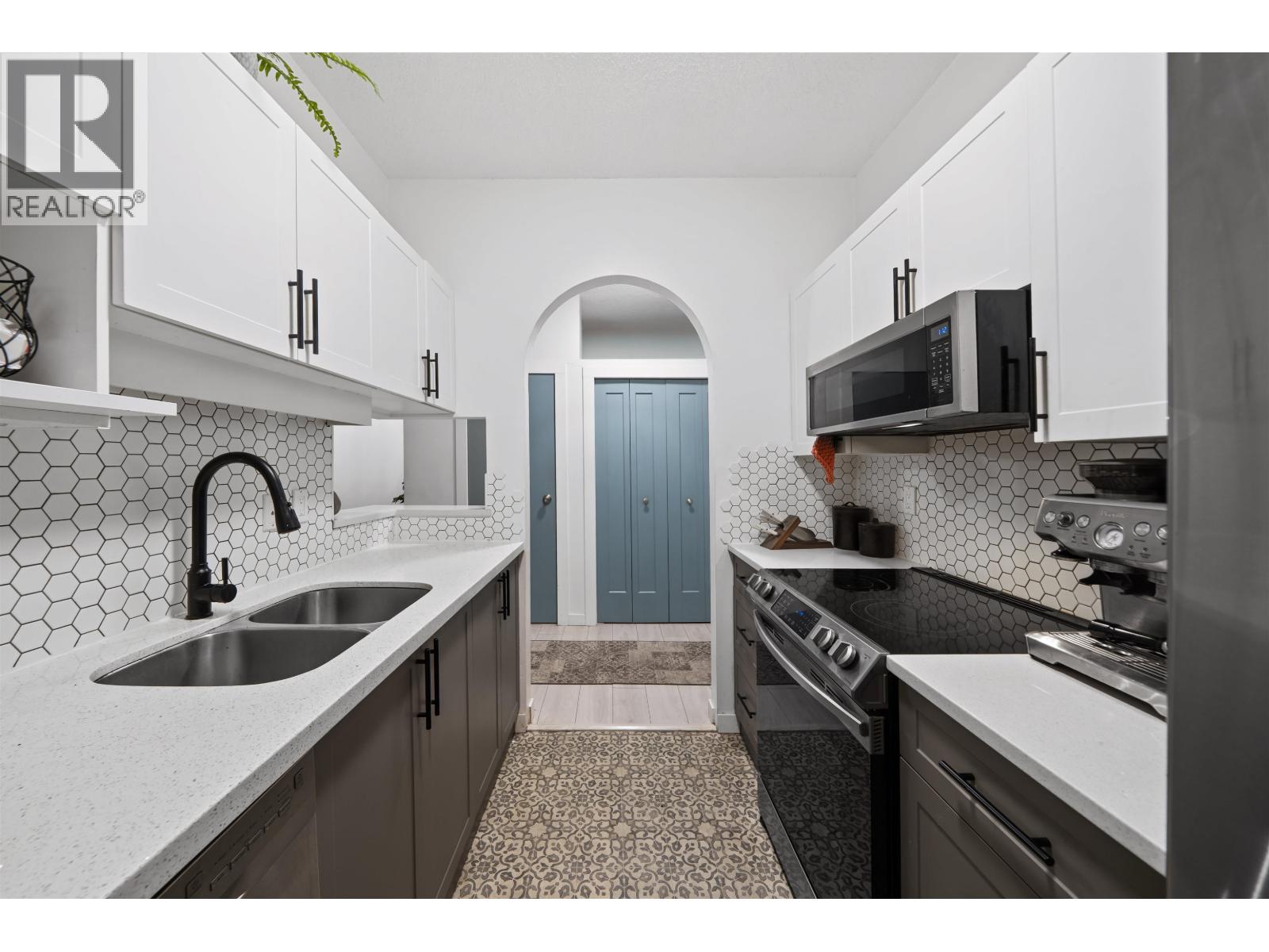 210 1924 Comox Street Property Photo 8