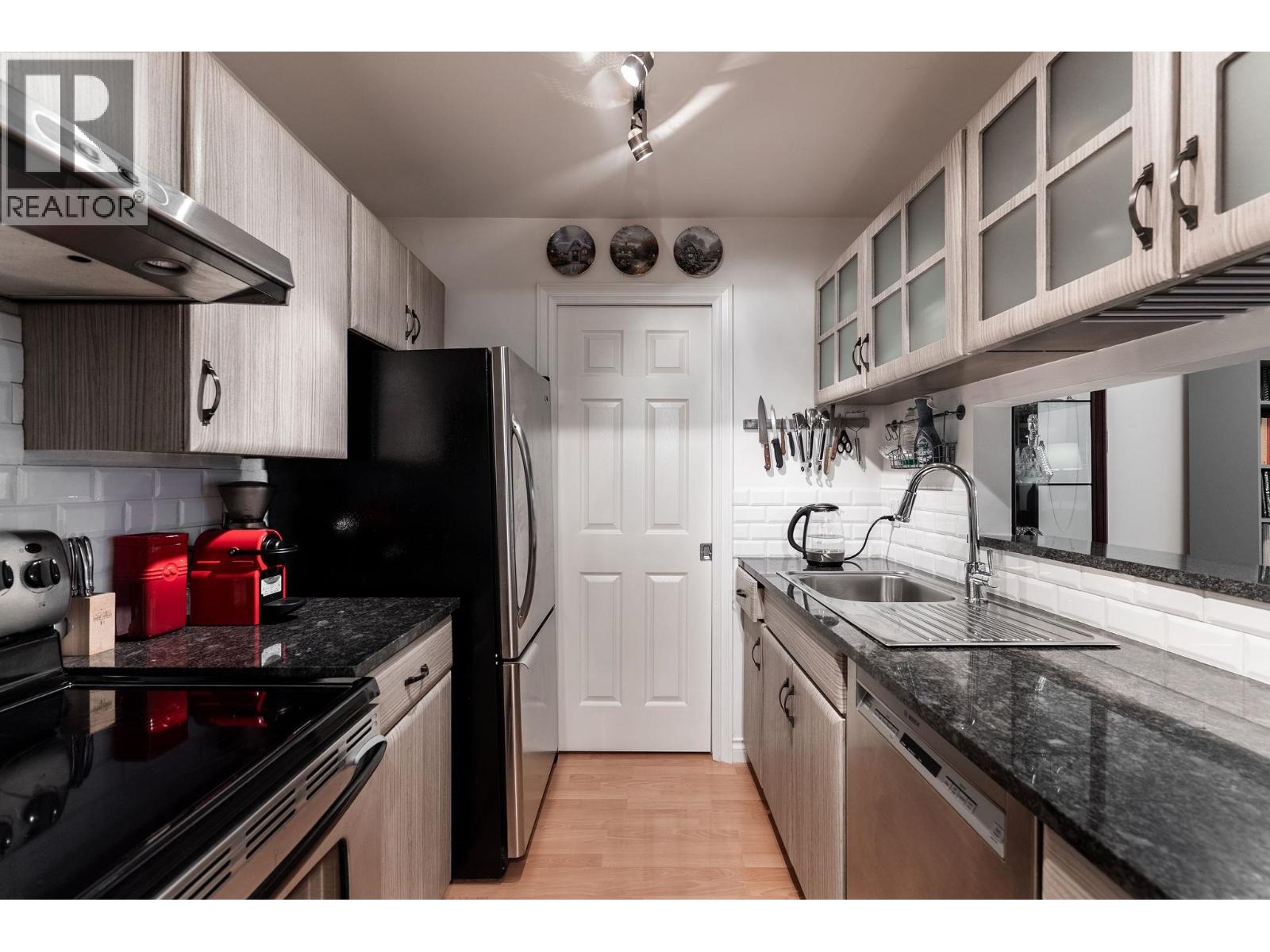 119 555 W 14th Avenue Property Photo 7