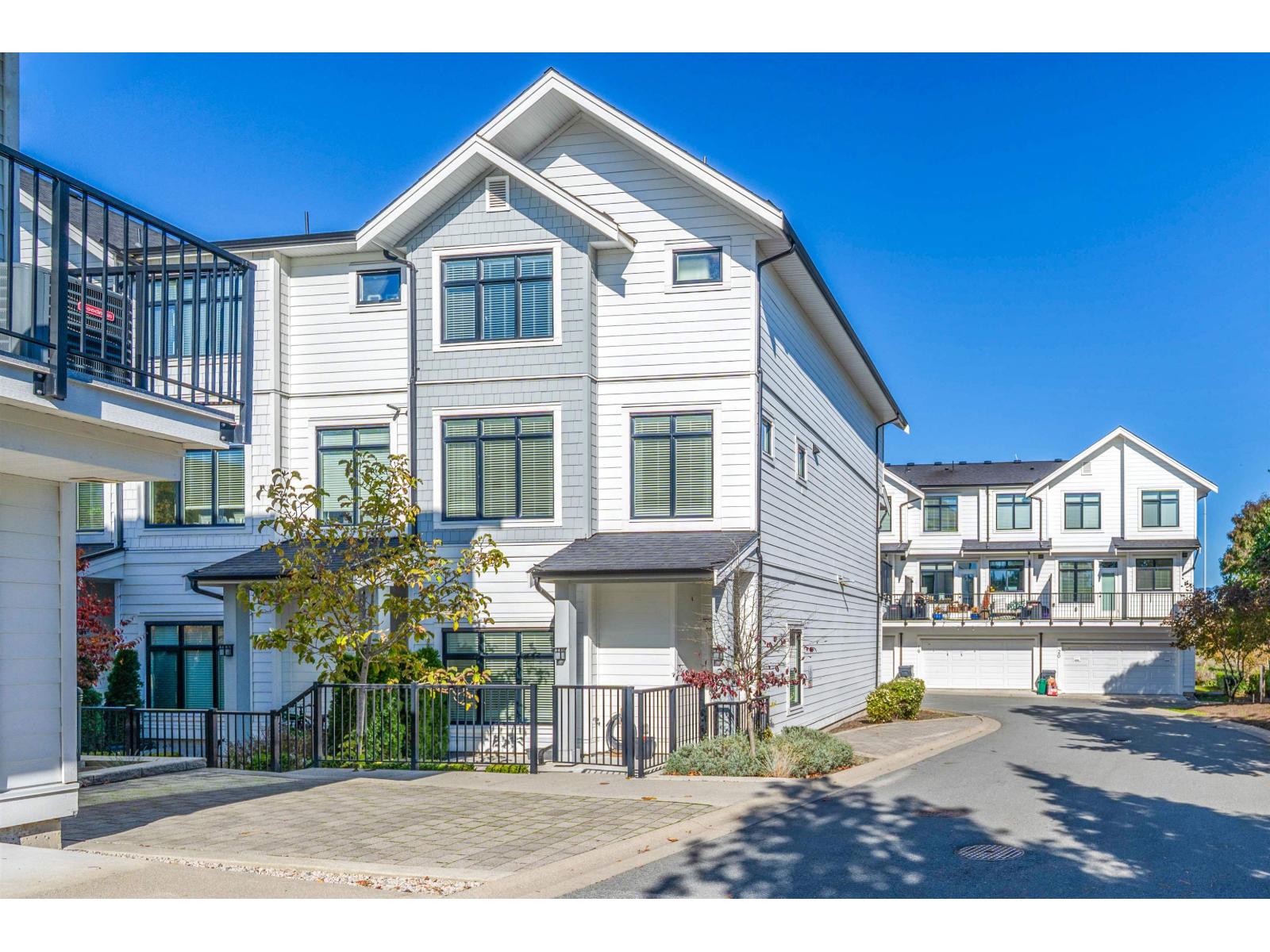 29 17557 100 AVENUE Property Photo 1