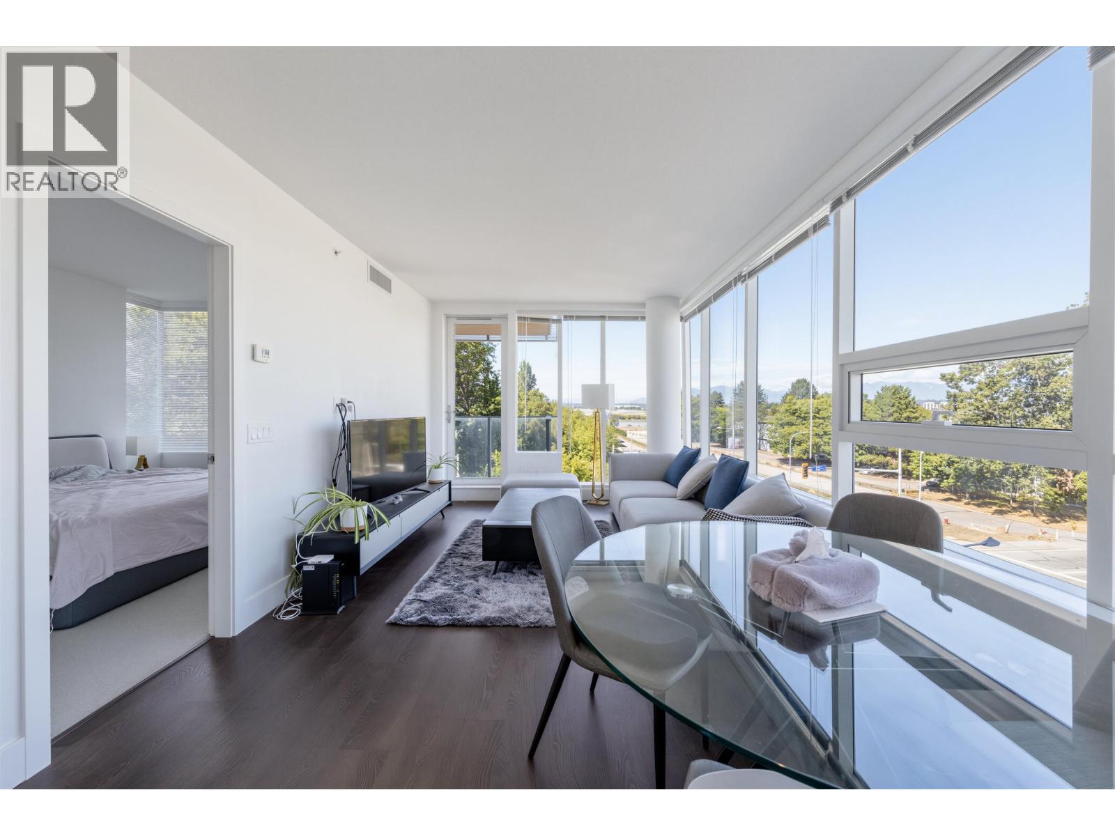 616 5233 Gilbert Road Property Photo 3