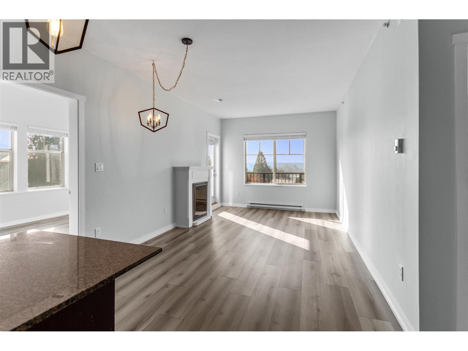 406 22290 North Avenue Property Photo 10