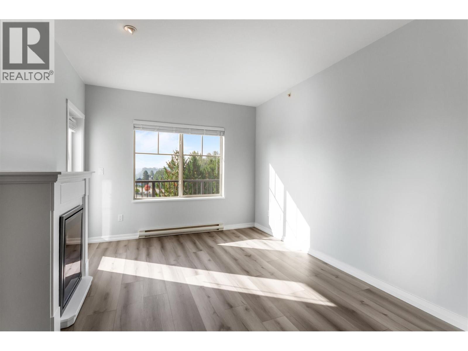 406 22290 North Avenue Property Photo 12