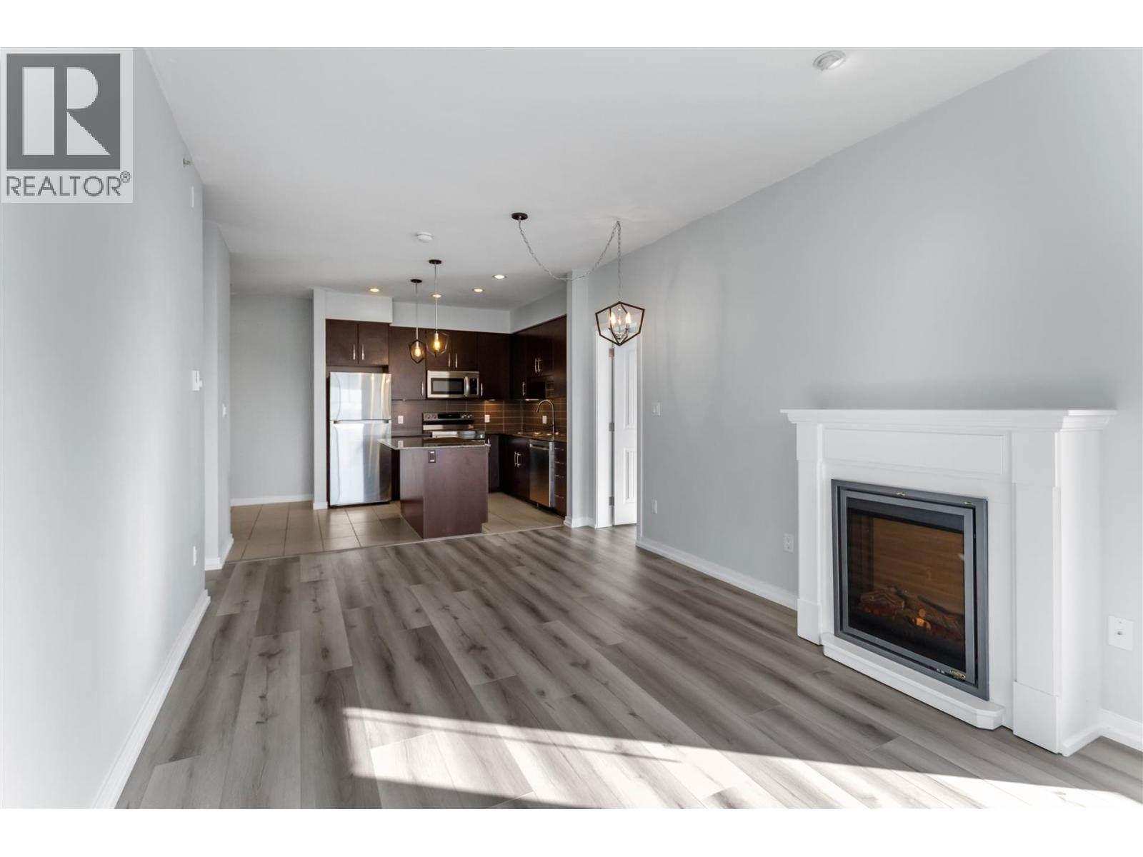 406 22290 North Avenue Property Photo 14