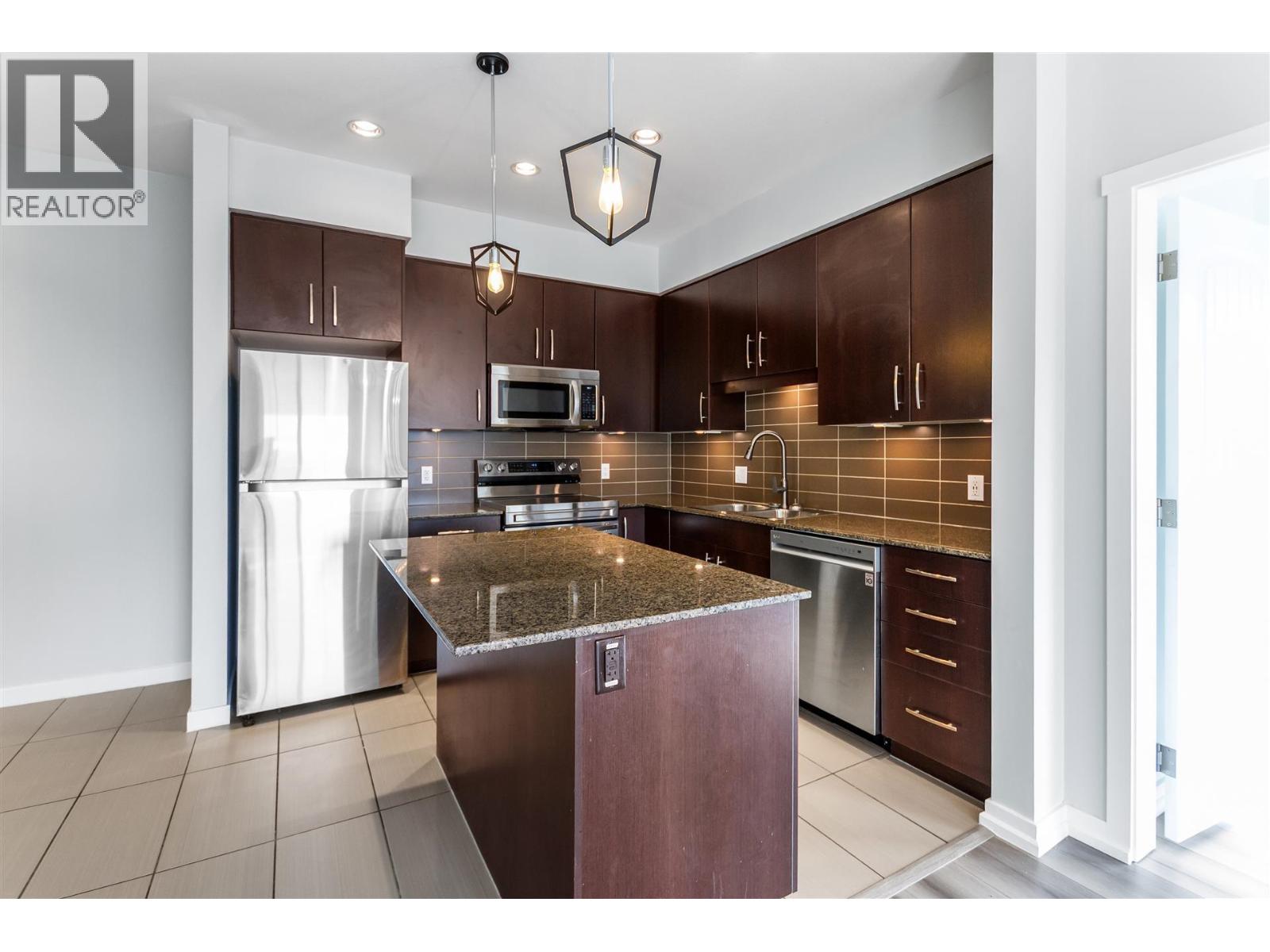 406 22290 North Avenue Property Photo 15