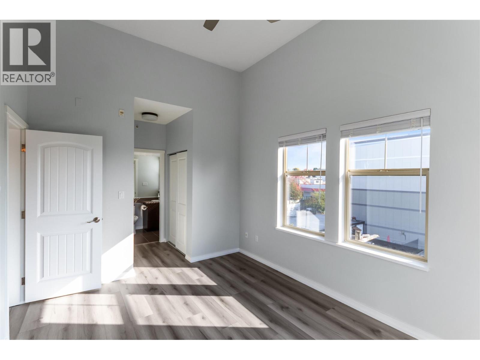 406 22290 North Avenue Property Photo 20