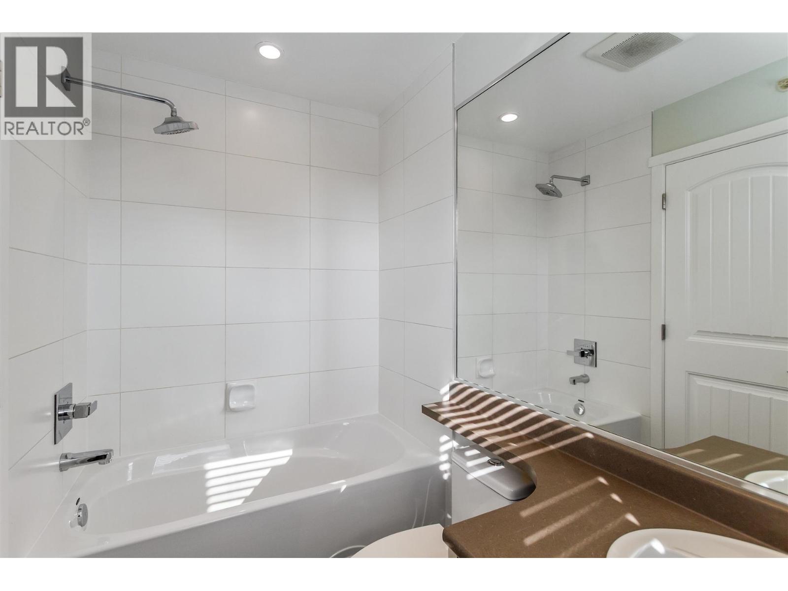 406 22290 North Avenue Property Photo 22