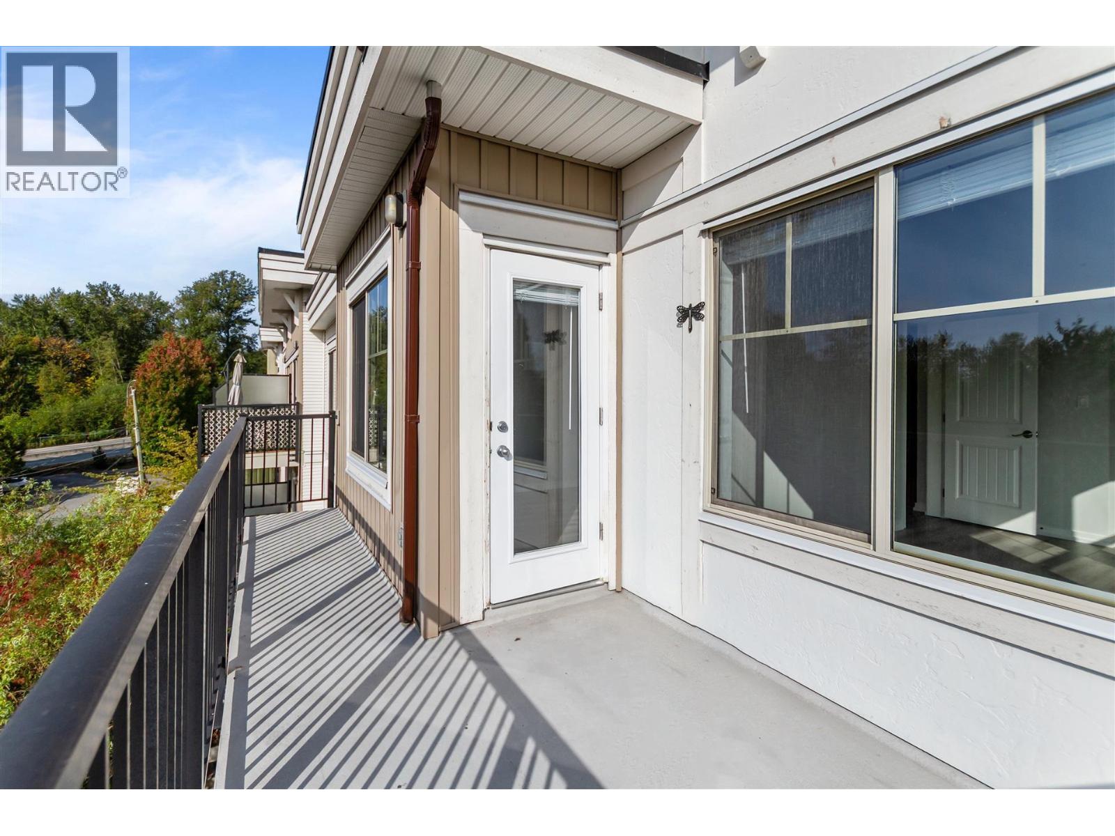 406 22290 North Avenue Property Photo 28