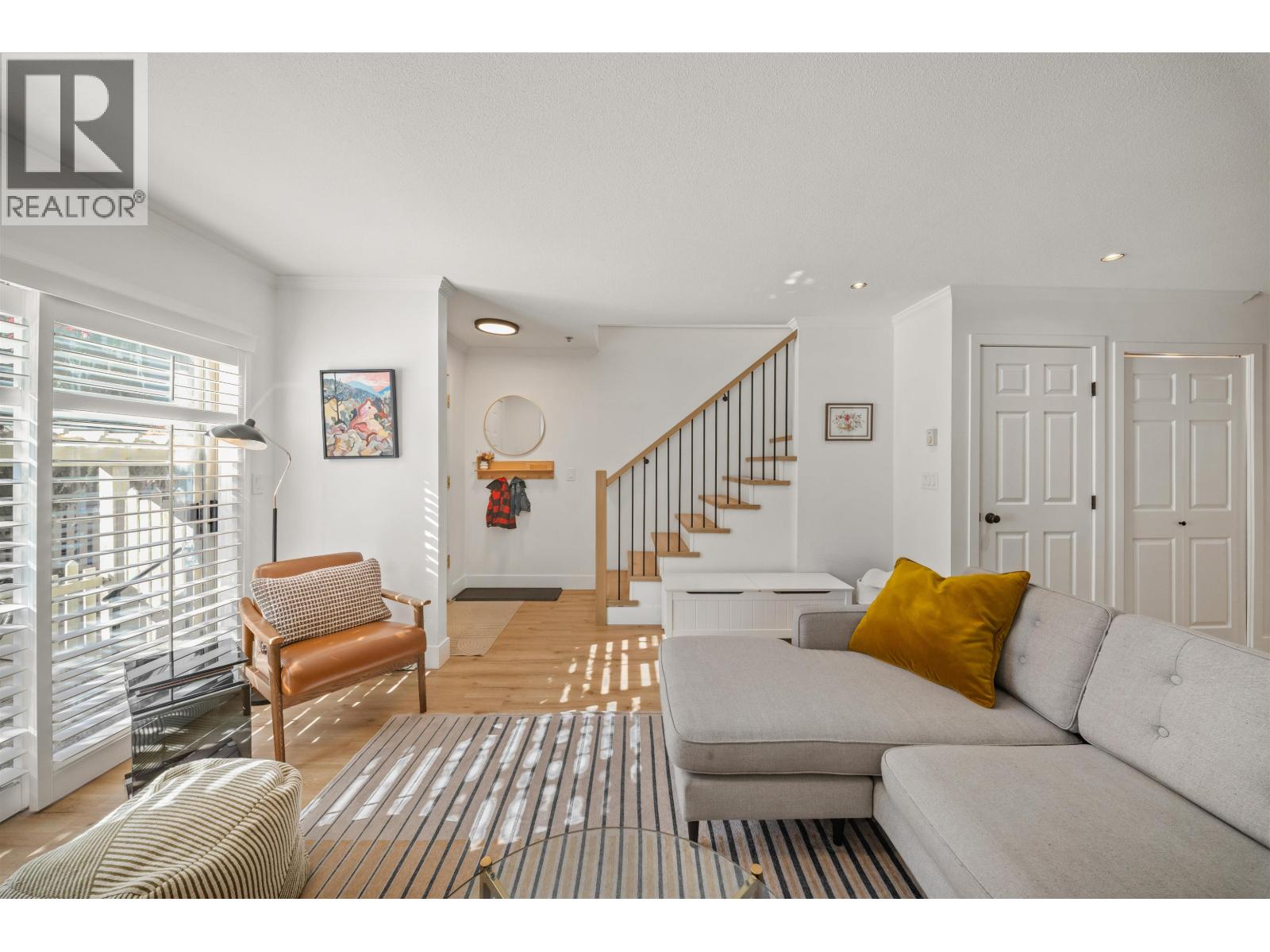 18 222 E 5th Street Property Photo 3