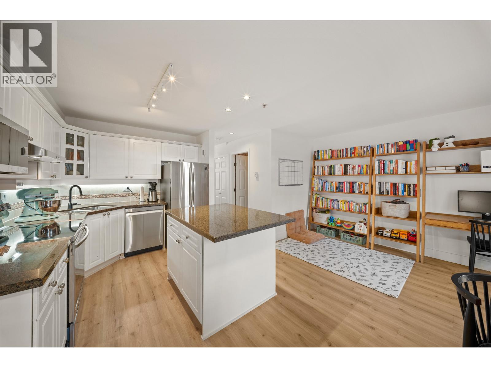 18 222 E 5th Street Property Photo 13