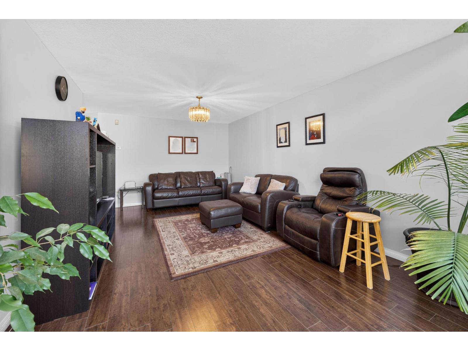 15 7250 122 Street Property Photo 2