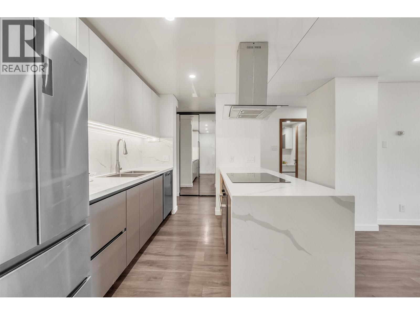 1207 2016 Fullerton Avenue Property Photo 2