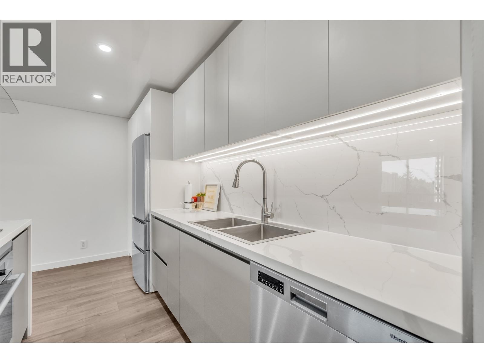1207 2016 Fullerton Avenue Property Photo 3