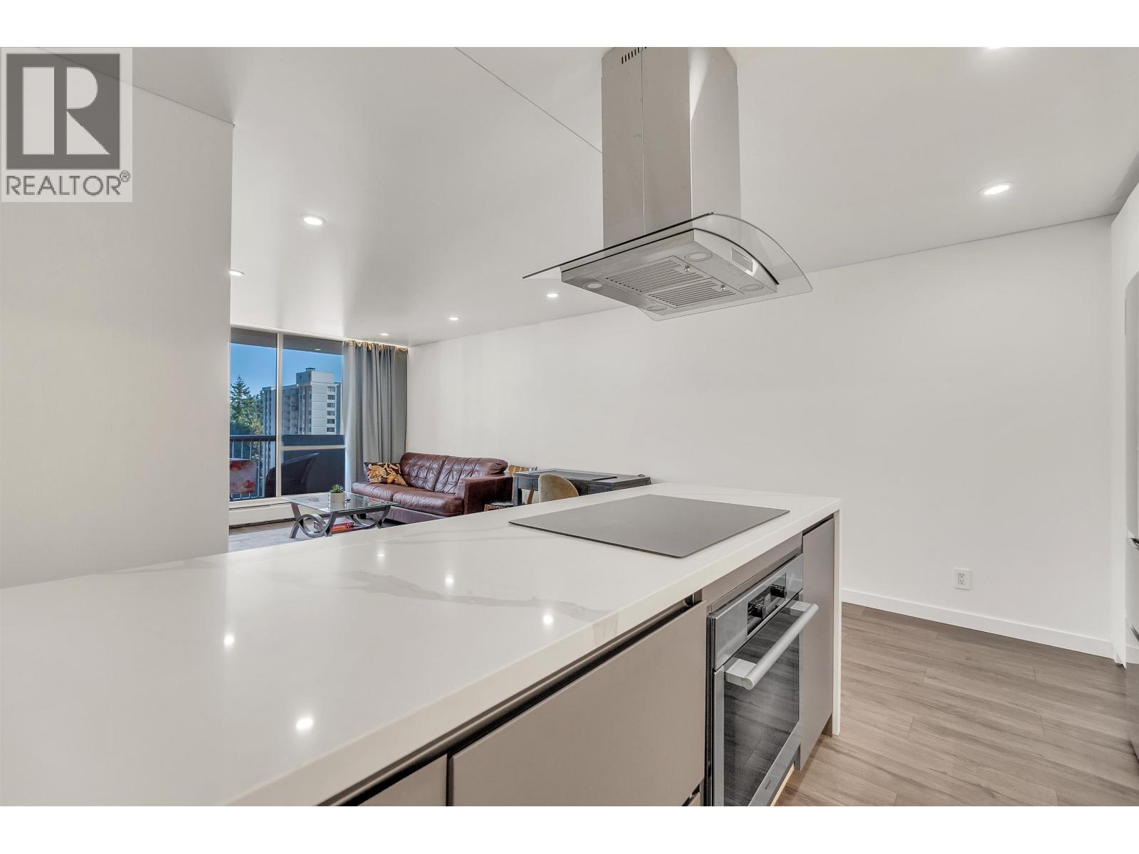 1207 2016 Fullerton Avenue Property Photo 4
