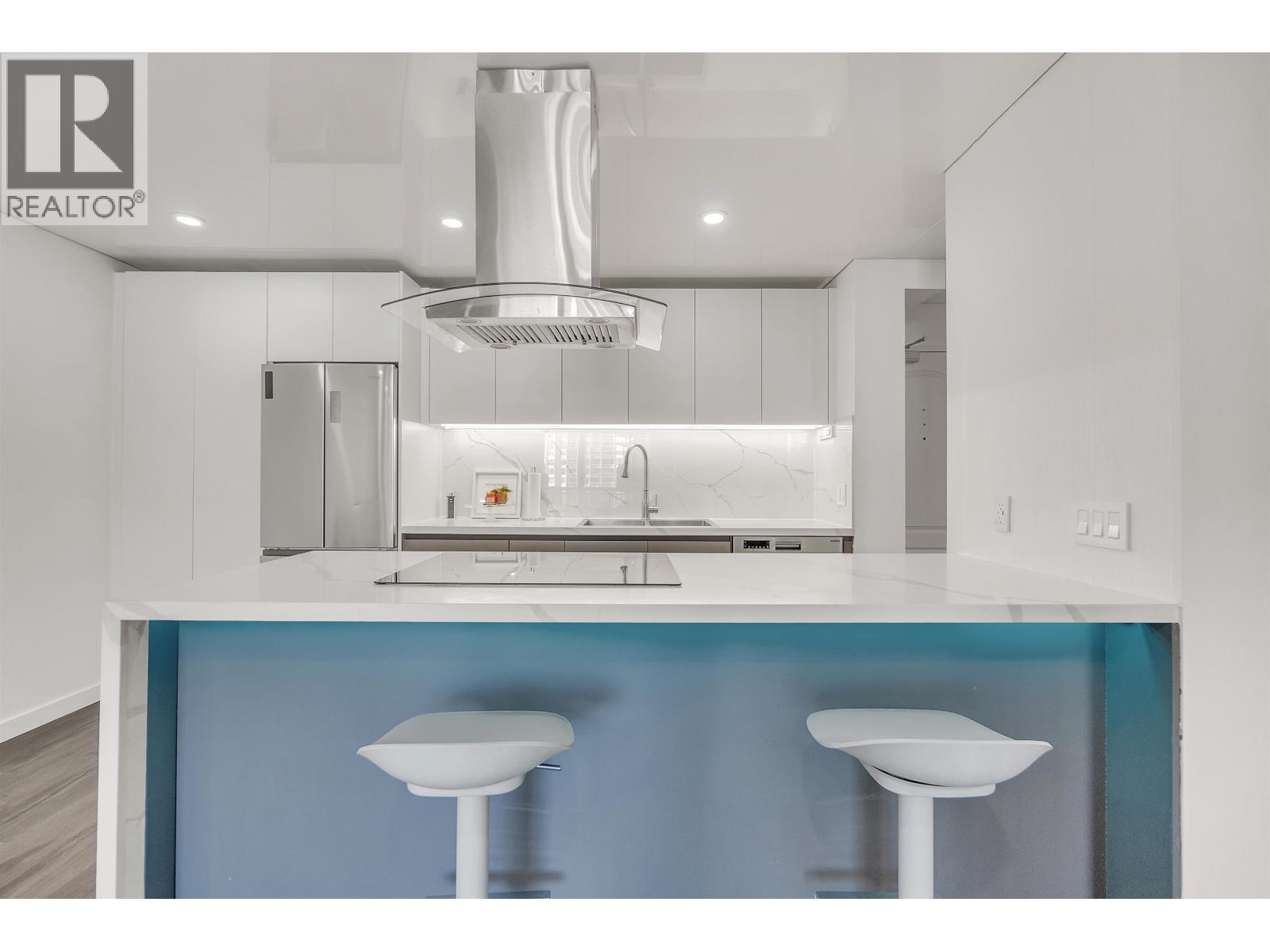 1207 2016 Fullerton Avenue Property Photo 5