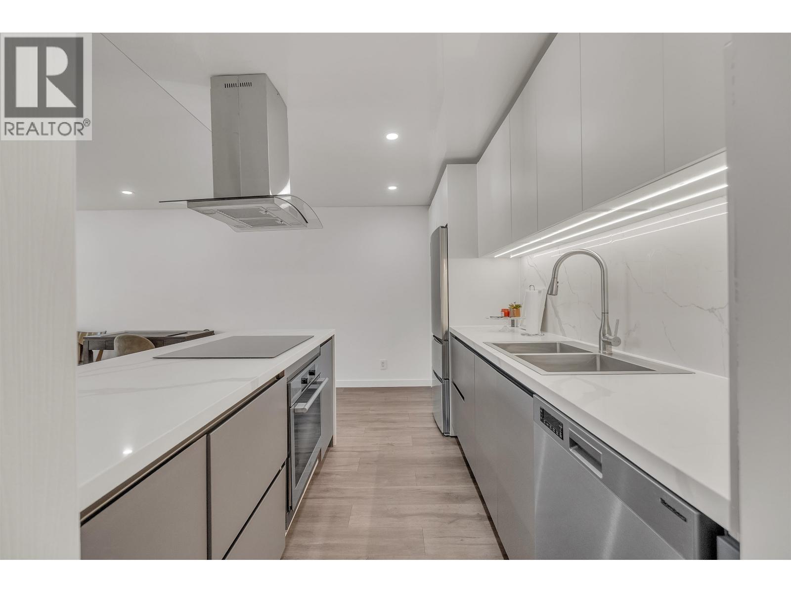 1207 2016 Fullerton Avenue Property Photo 6