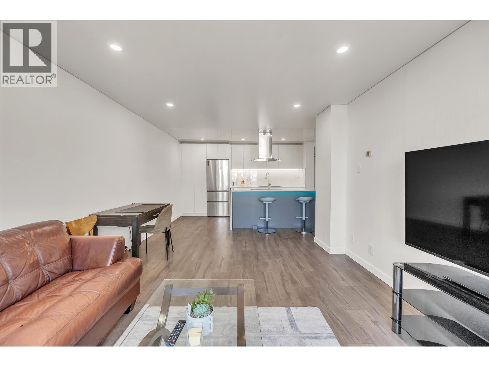 1207 2016 Fullerton Avenue Property Photo 10